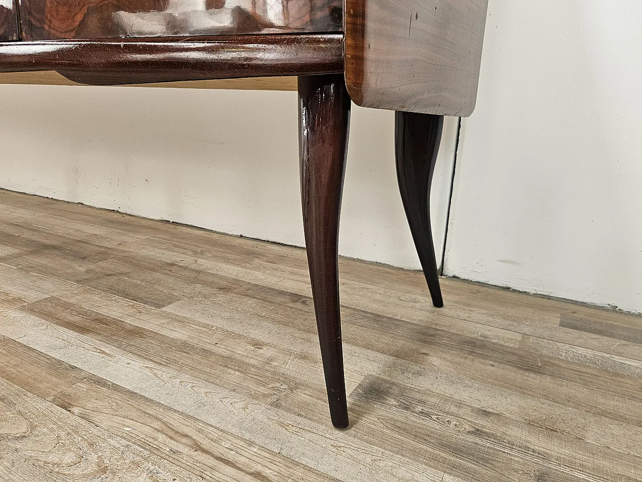 Credenza Mid-Century in mogano con piano in vetro e scomparti 22