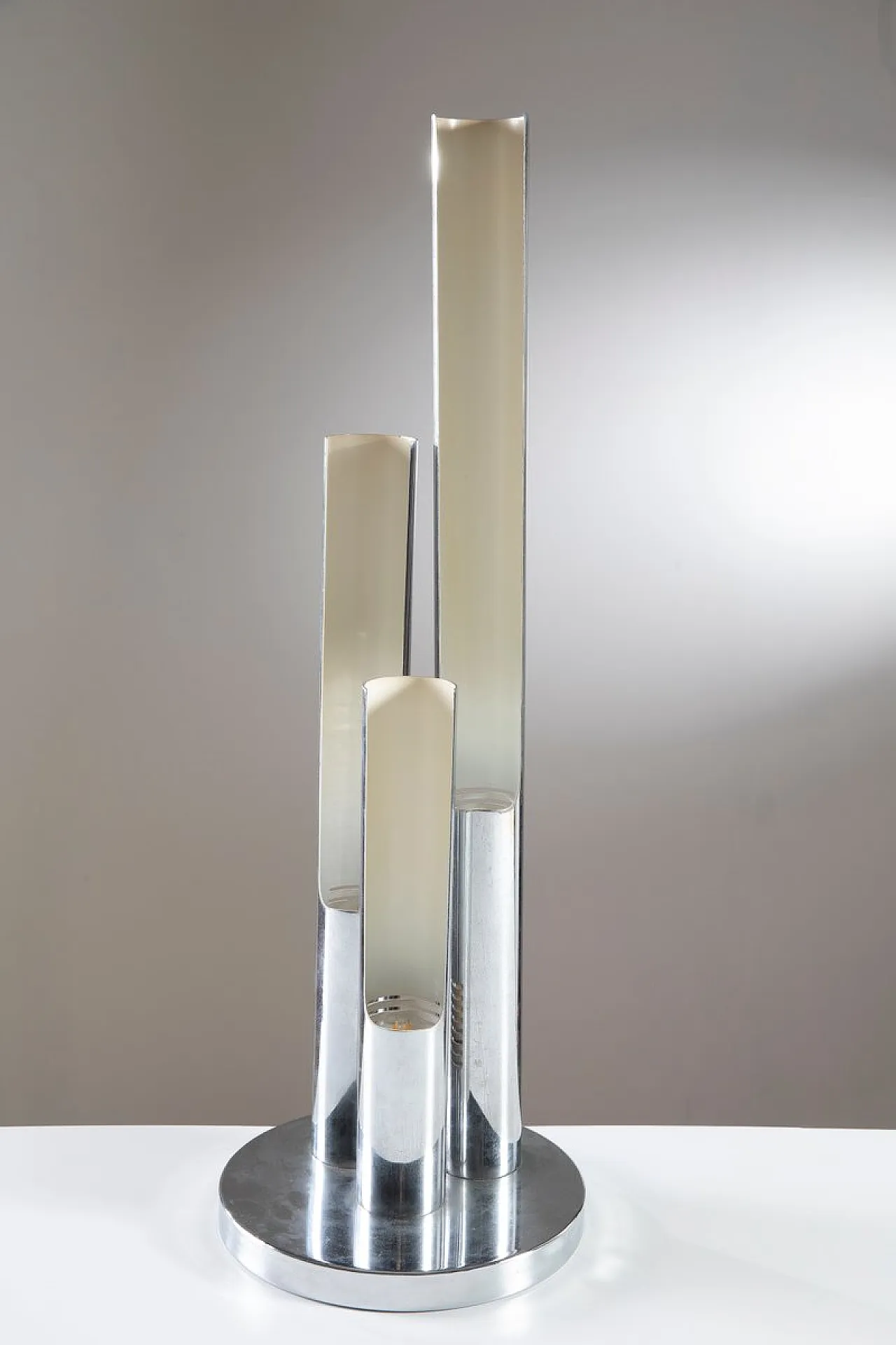 Lampada da terra grande a tre colonne di Tronconi, anni '70 6