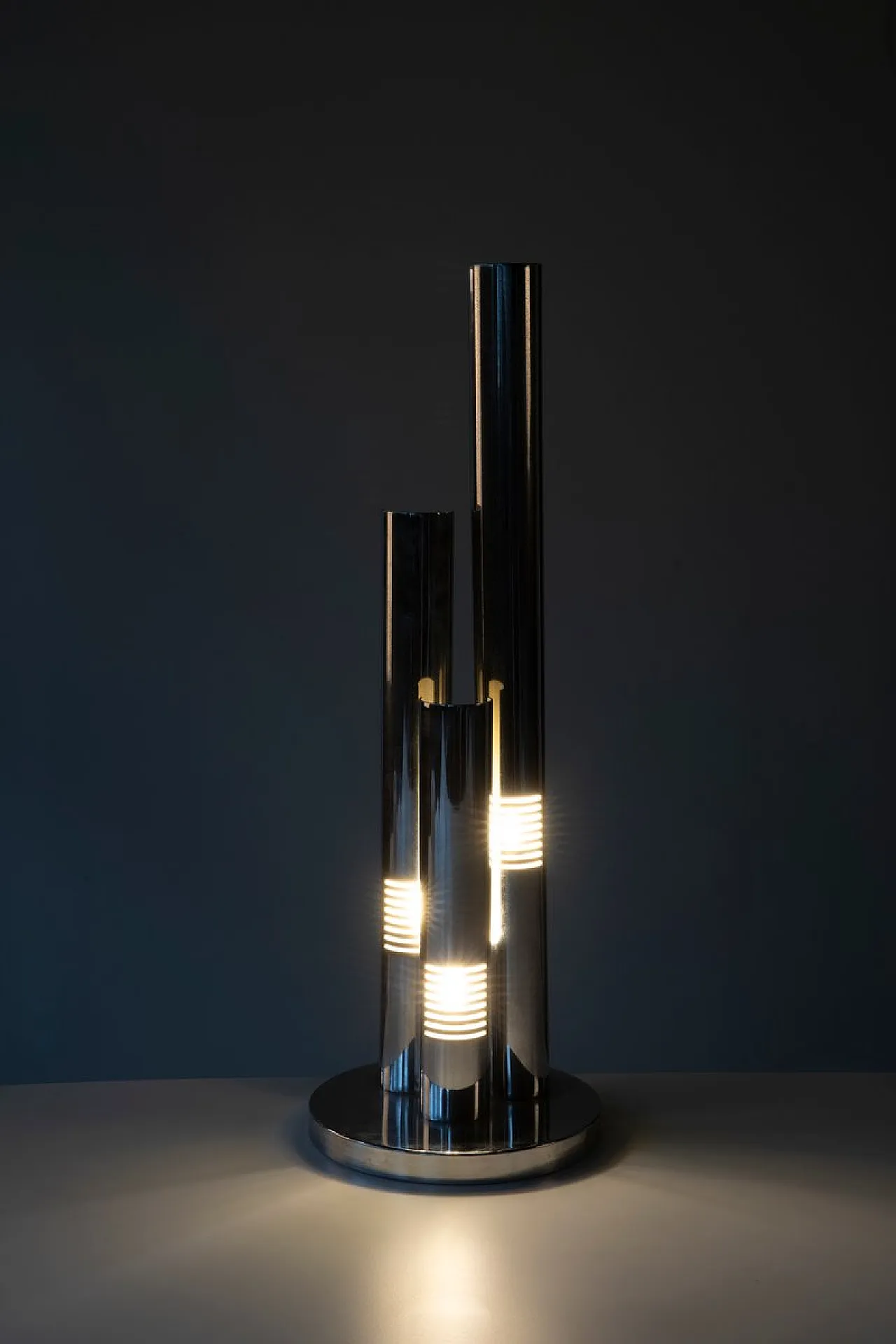 Lampada da terra grande a tre colonne di Tronconi, anni '70 7
