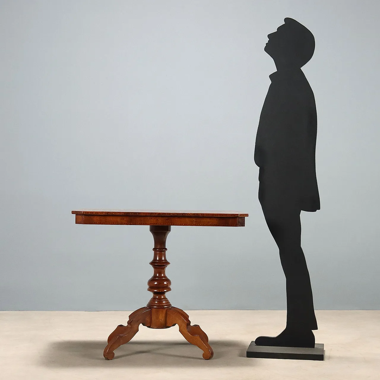 Walnut center table, 20th century 3
