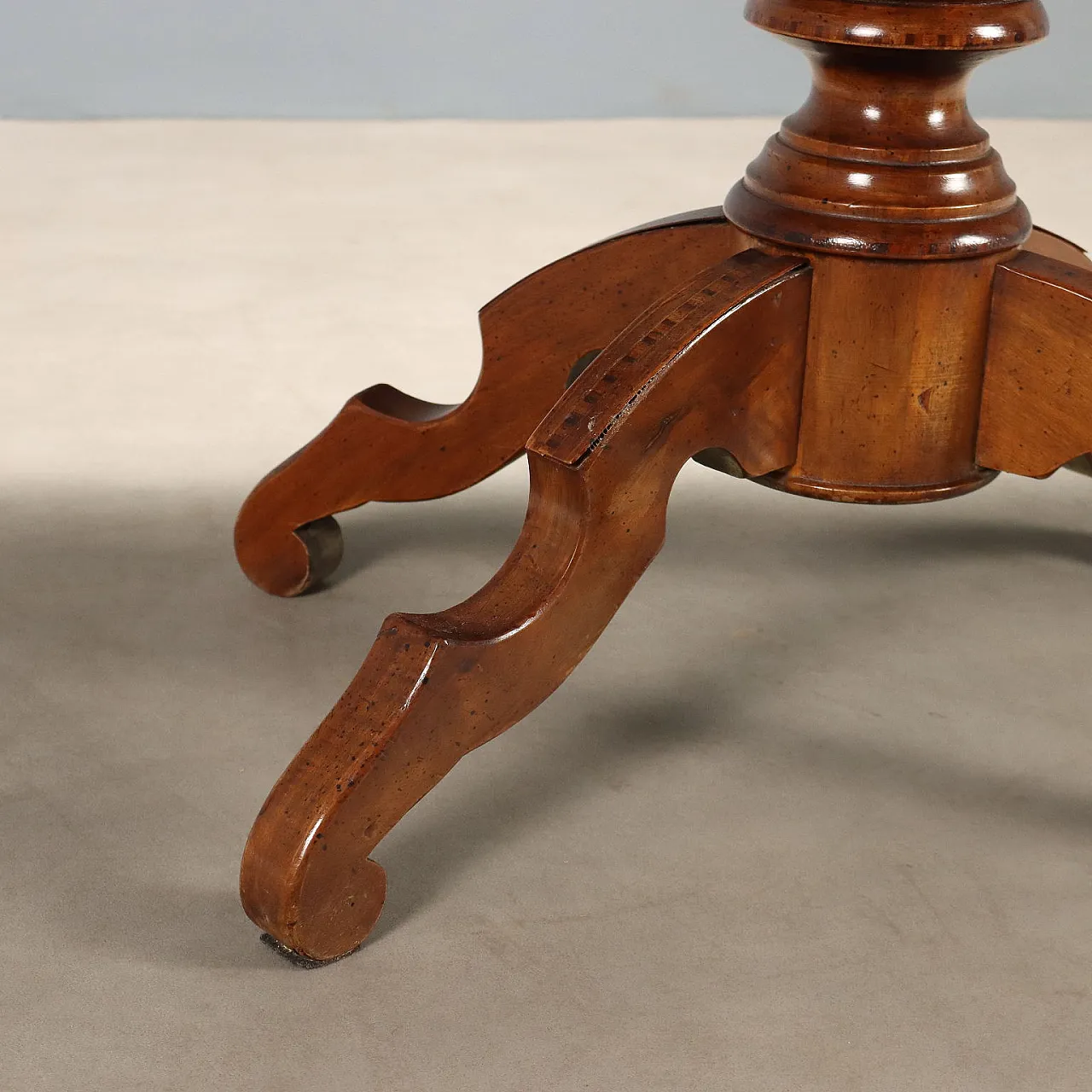 Walnut center table, 20th century 7