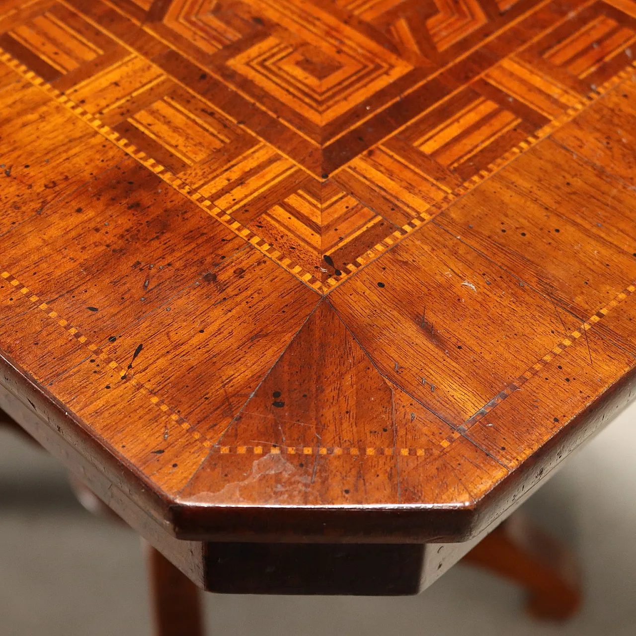 Walnut center table, 20th century 10