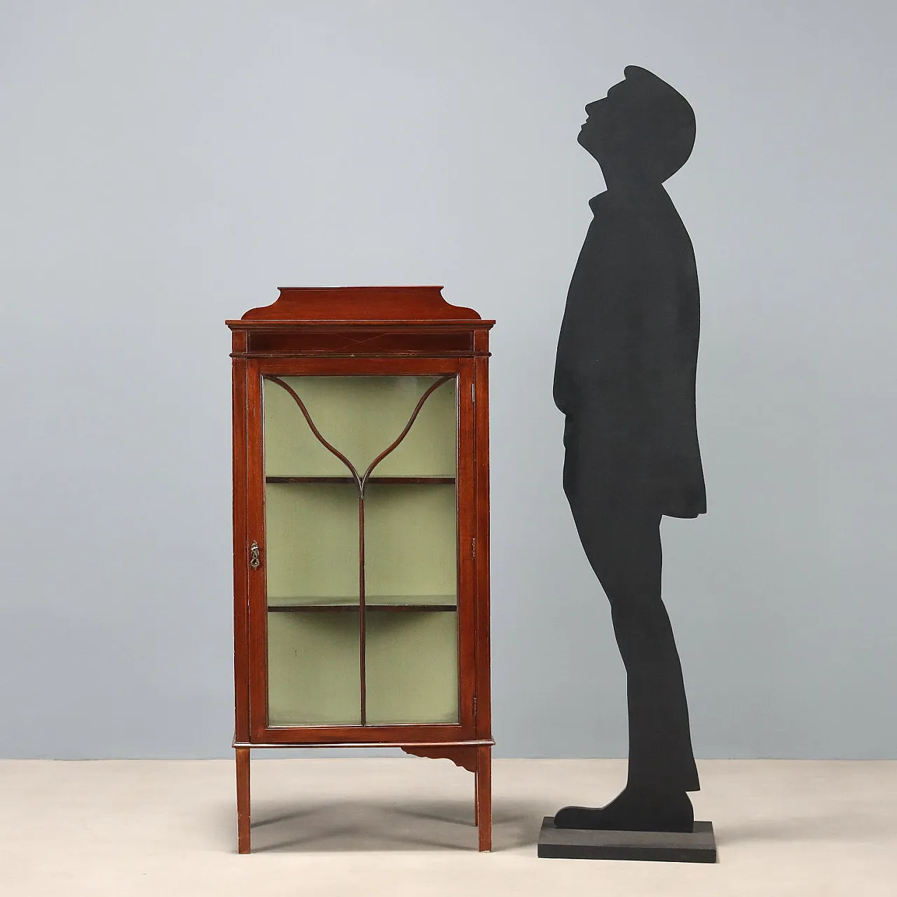 Liberty showcase in mahogany, 20th century 3