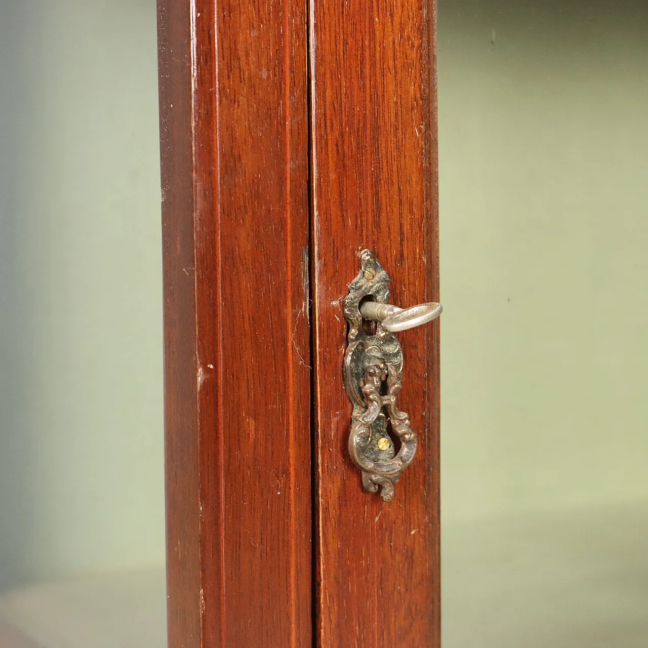 Liberty showcase in mahogany, 20th century 6