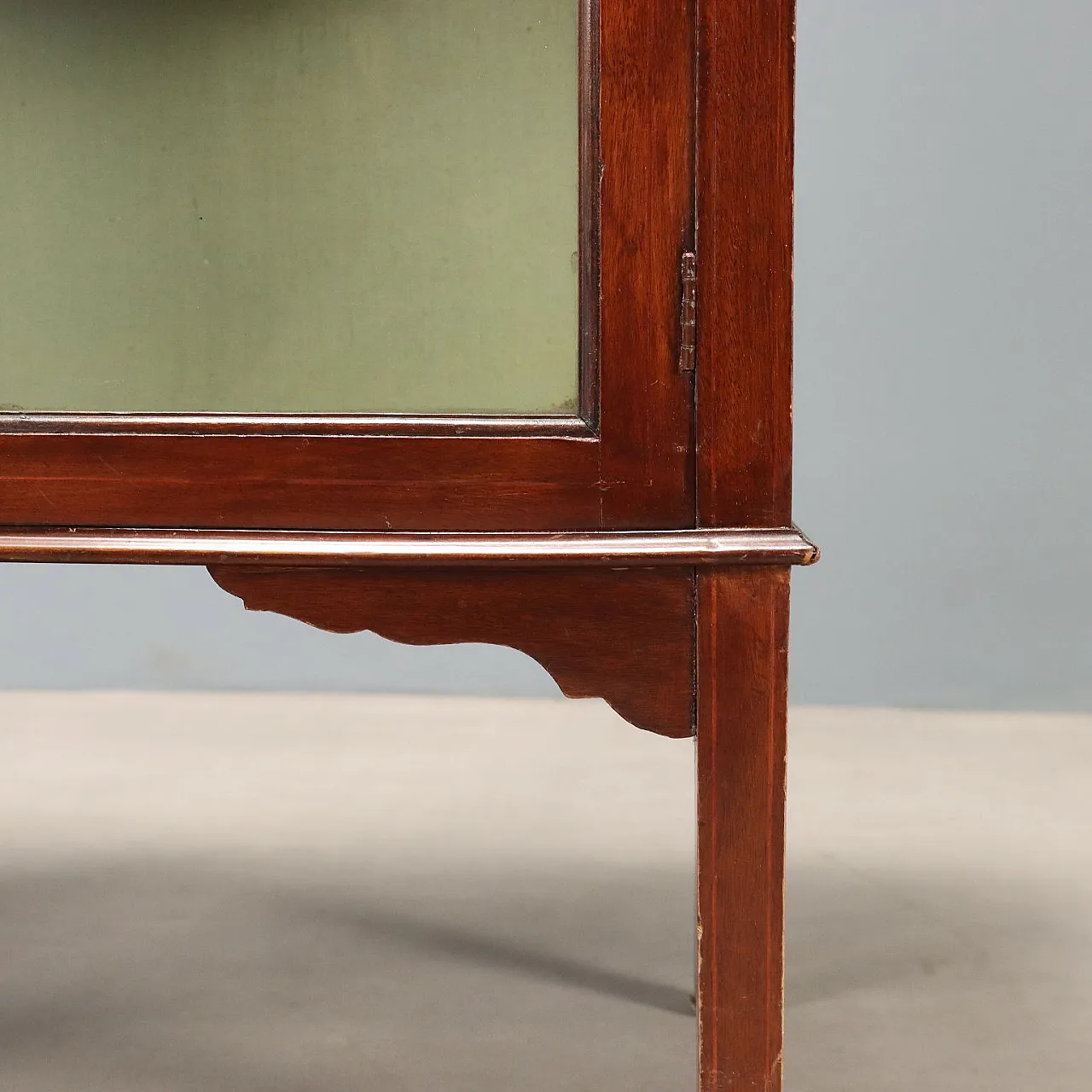 Liberty showcase in mahogany, 20th century 8