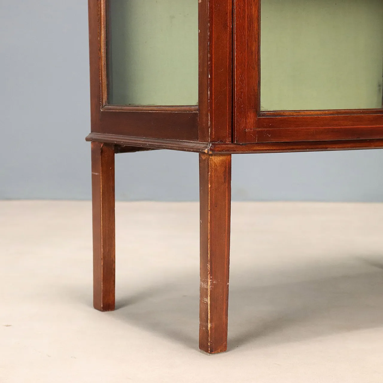 Liberty showcase in mahogany, 20th century 9