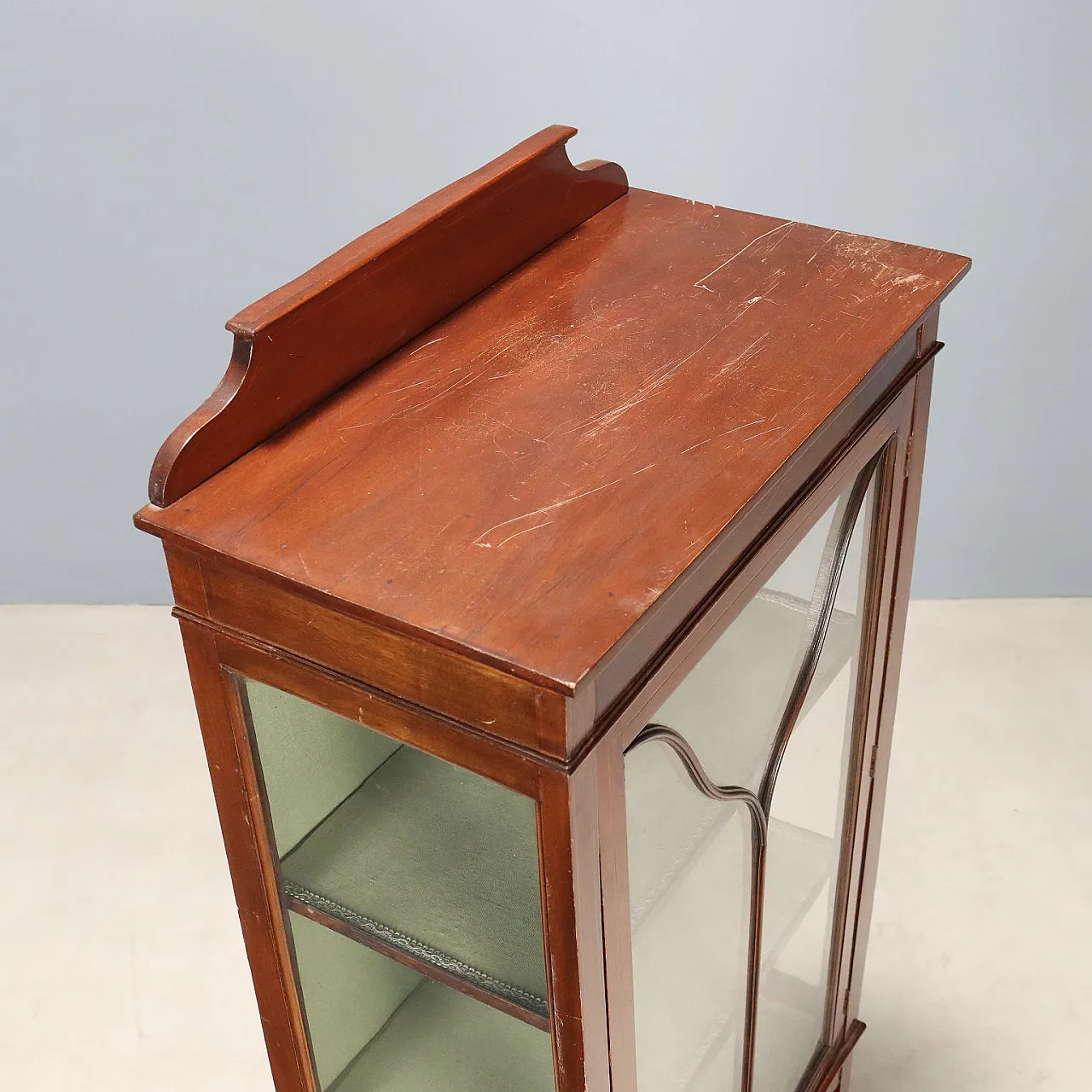 Liberty showcase in mahogany, 20th century 10