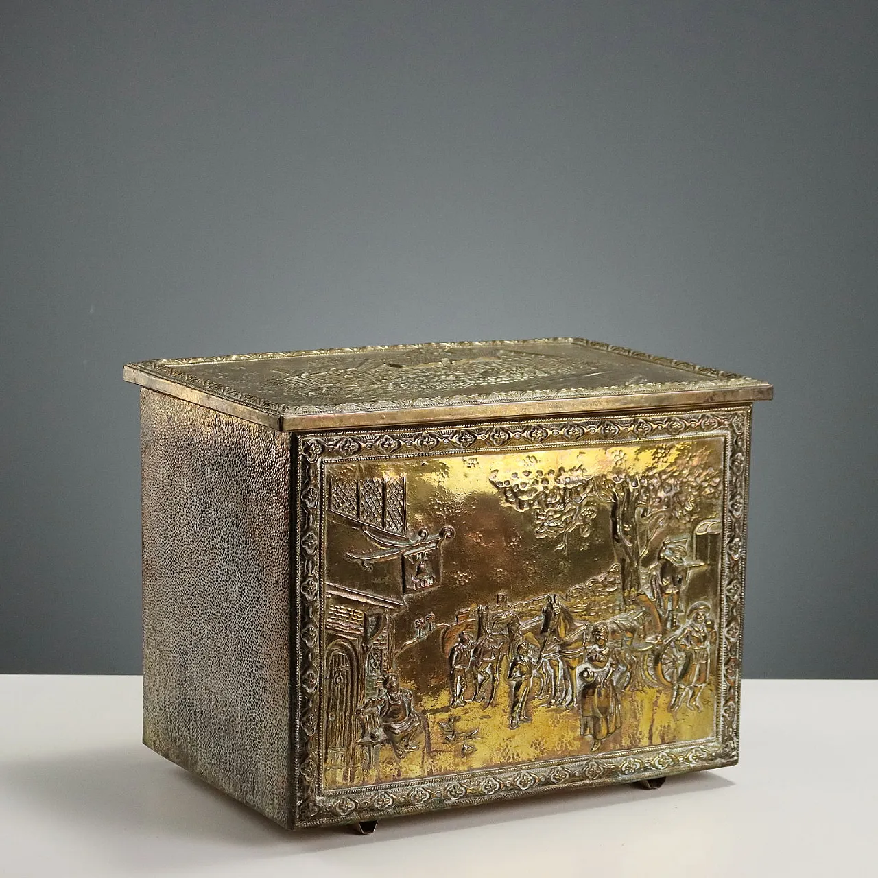 Wooden trunk in embossed sheet metal, 20th century 1