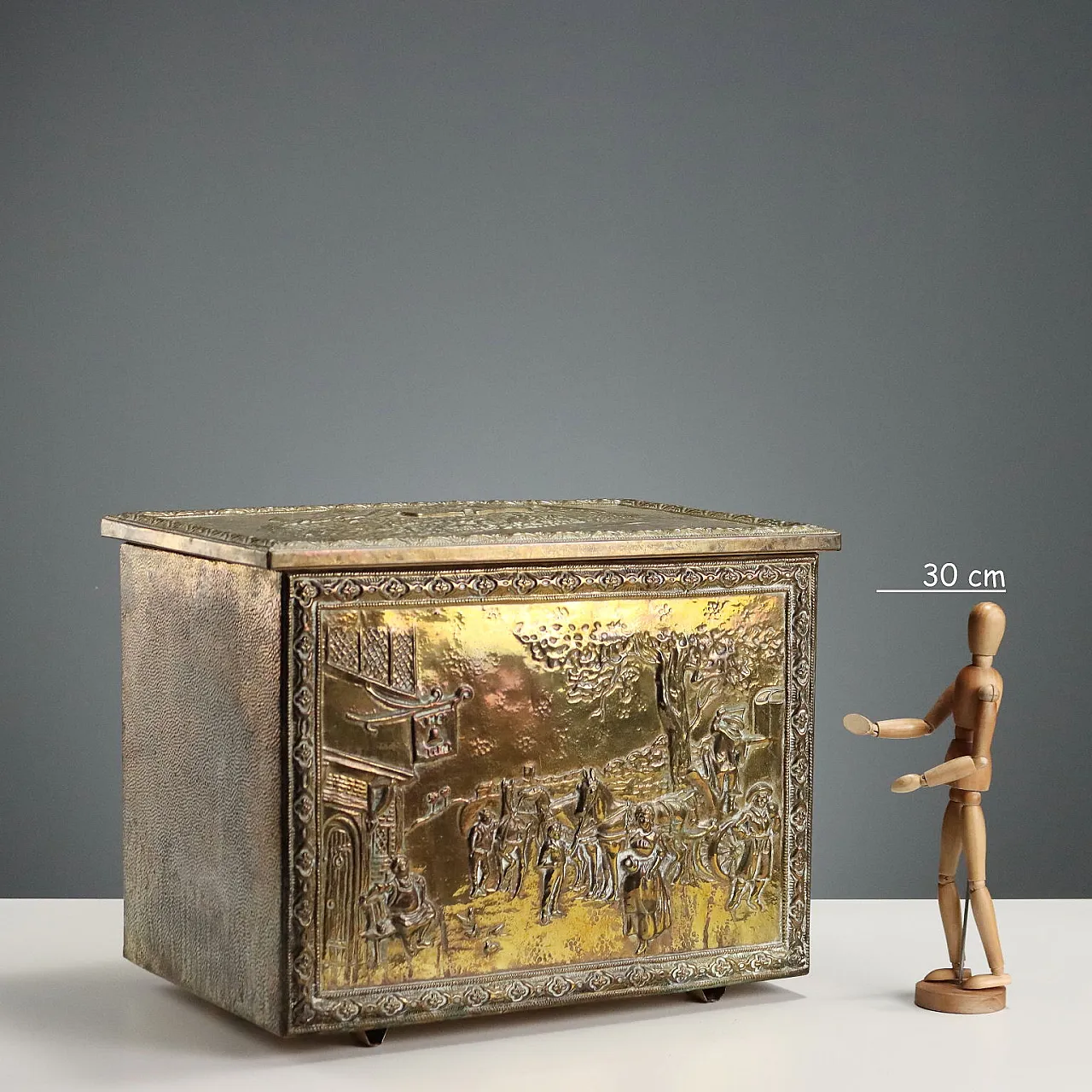Wooden trunk in embossed sheet metal, 20th century 2