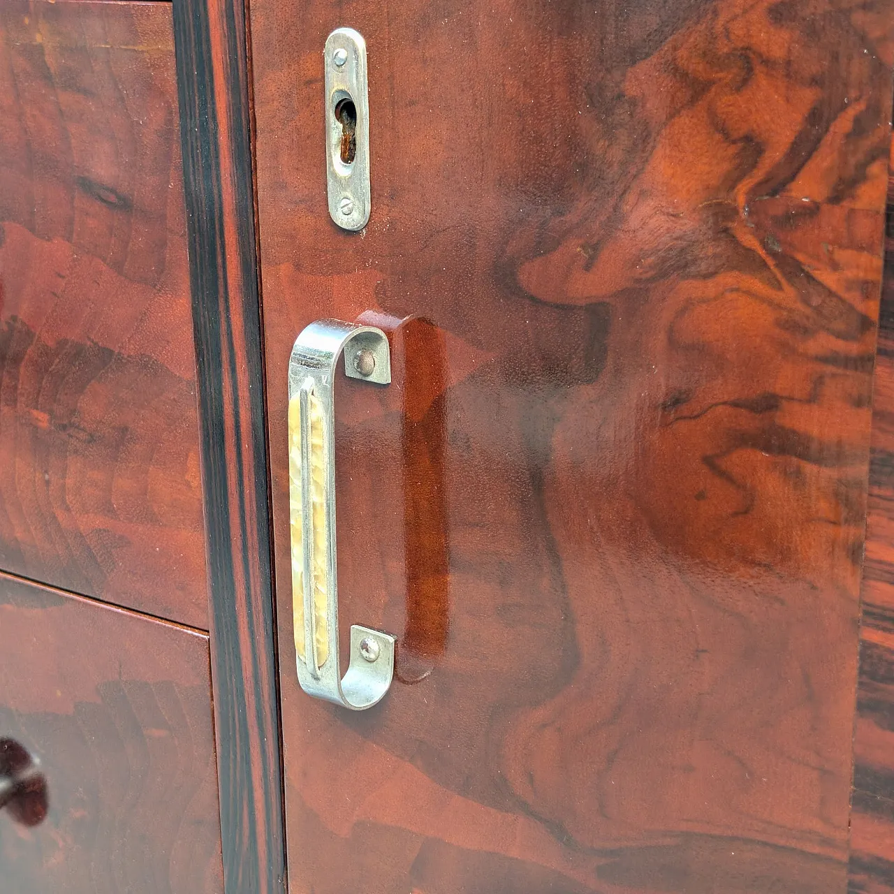 Credenza Art Déco siciliana in legno con elefanti scolpiti a mano 2