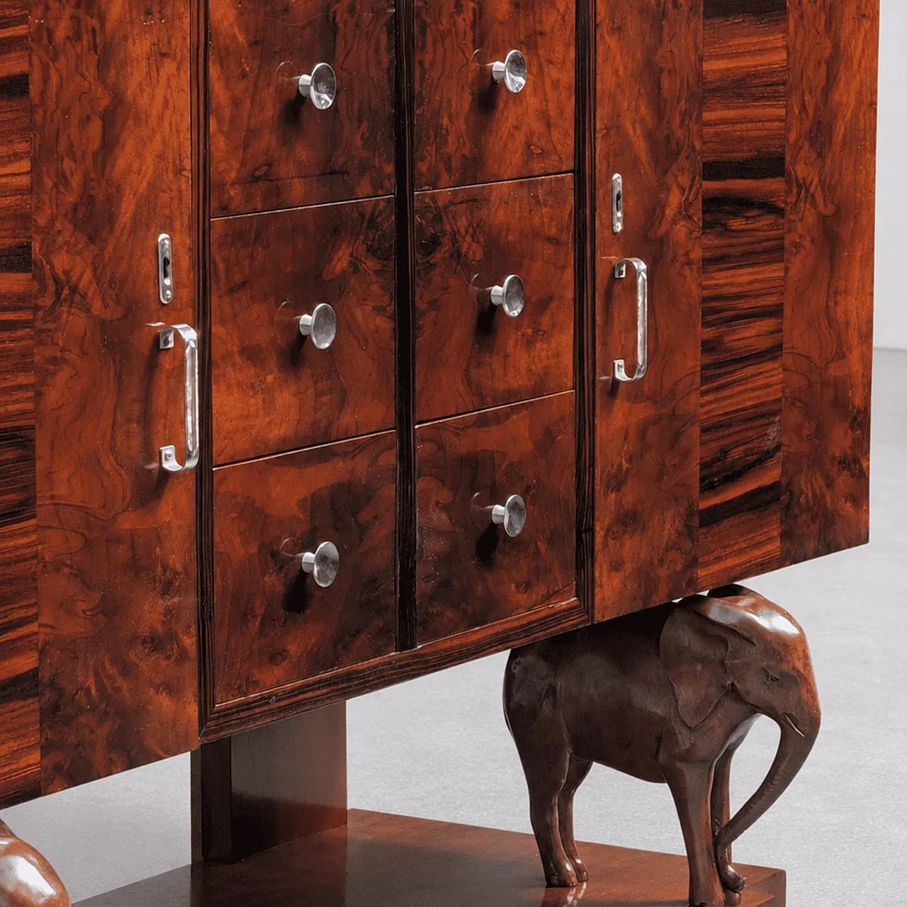 Credenza Art Déco siciliana in legno con elefanti scolpiti a mano 4