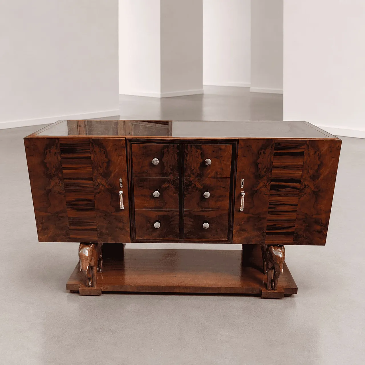 Credenza Art Déco siciliana in legno con elefanti scolpiti a mano 6
