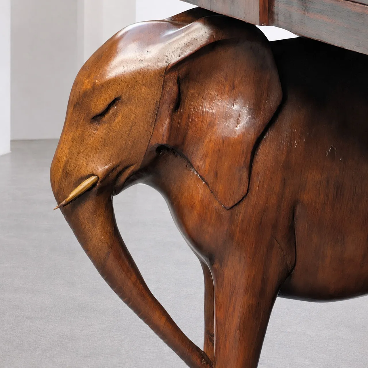 Credenza Art Déco siciliana in legno con elefanti scolpiti a mano 7