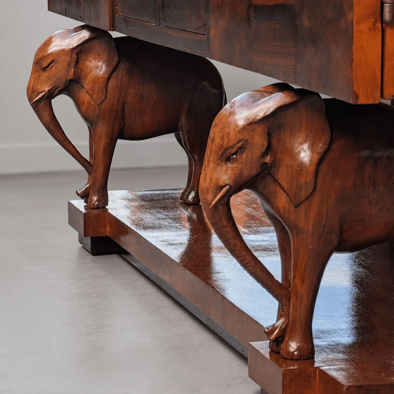 Credenza Art Déco siciliana in legno con elefanti scolpiti a mano 8