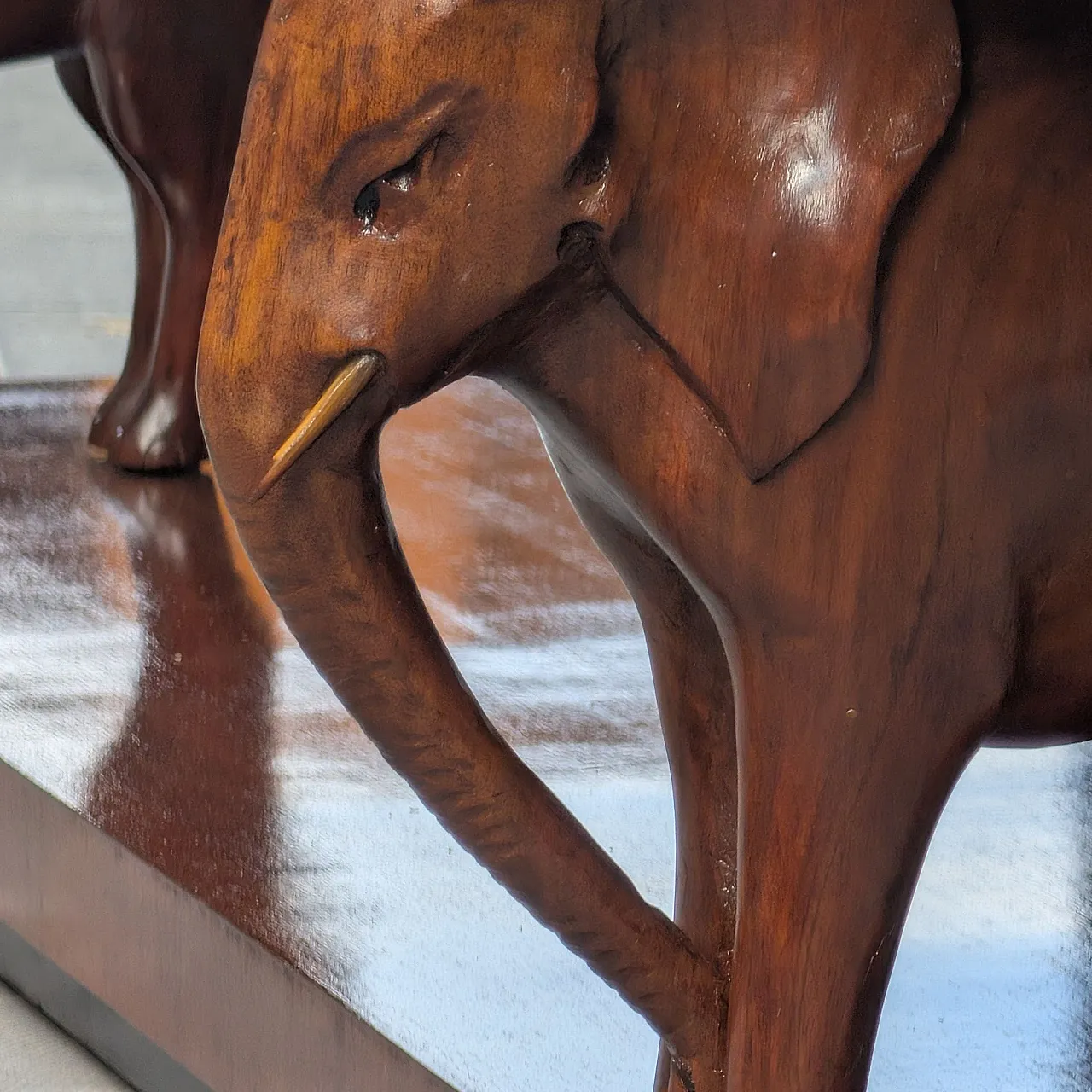 Credenza Art Déco siciliana in legno con elefanti scolpiti a mano 9