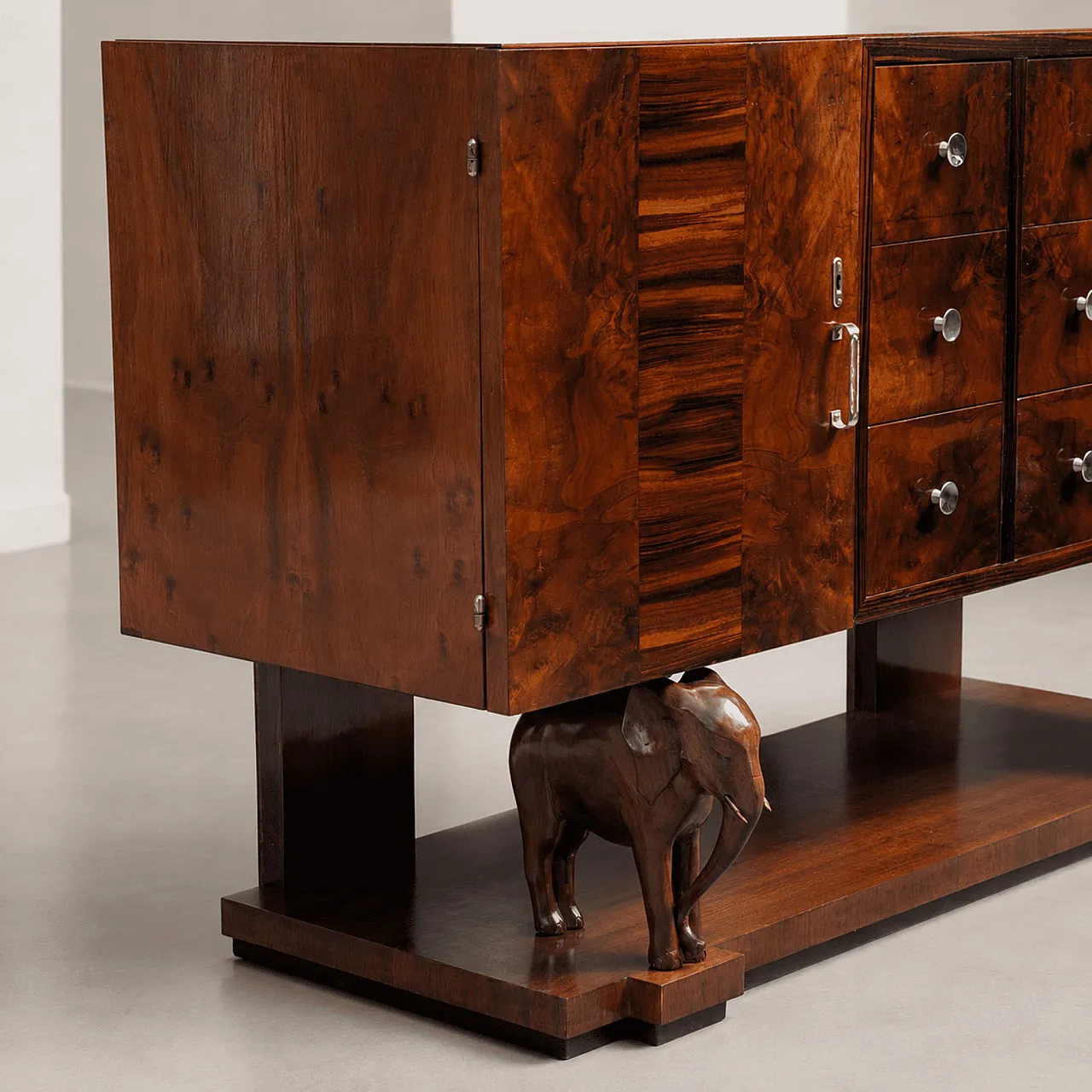 Credenza Art Déco siciliana in legno con elefanti scolpiti a mano 10