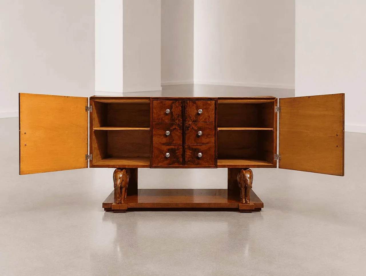 Credenza Art Déco siciliana in legno con elefanti scolpiti a mano 11