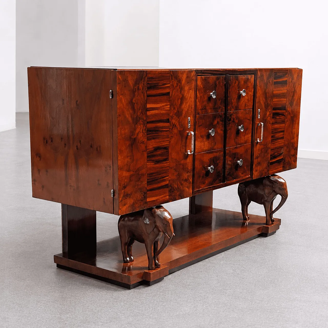 Credenza Art Déco siciliana in legno con elefanti scolpiti a mano 12