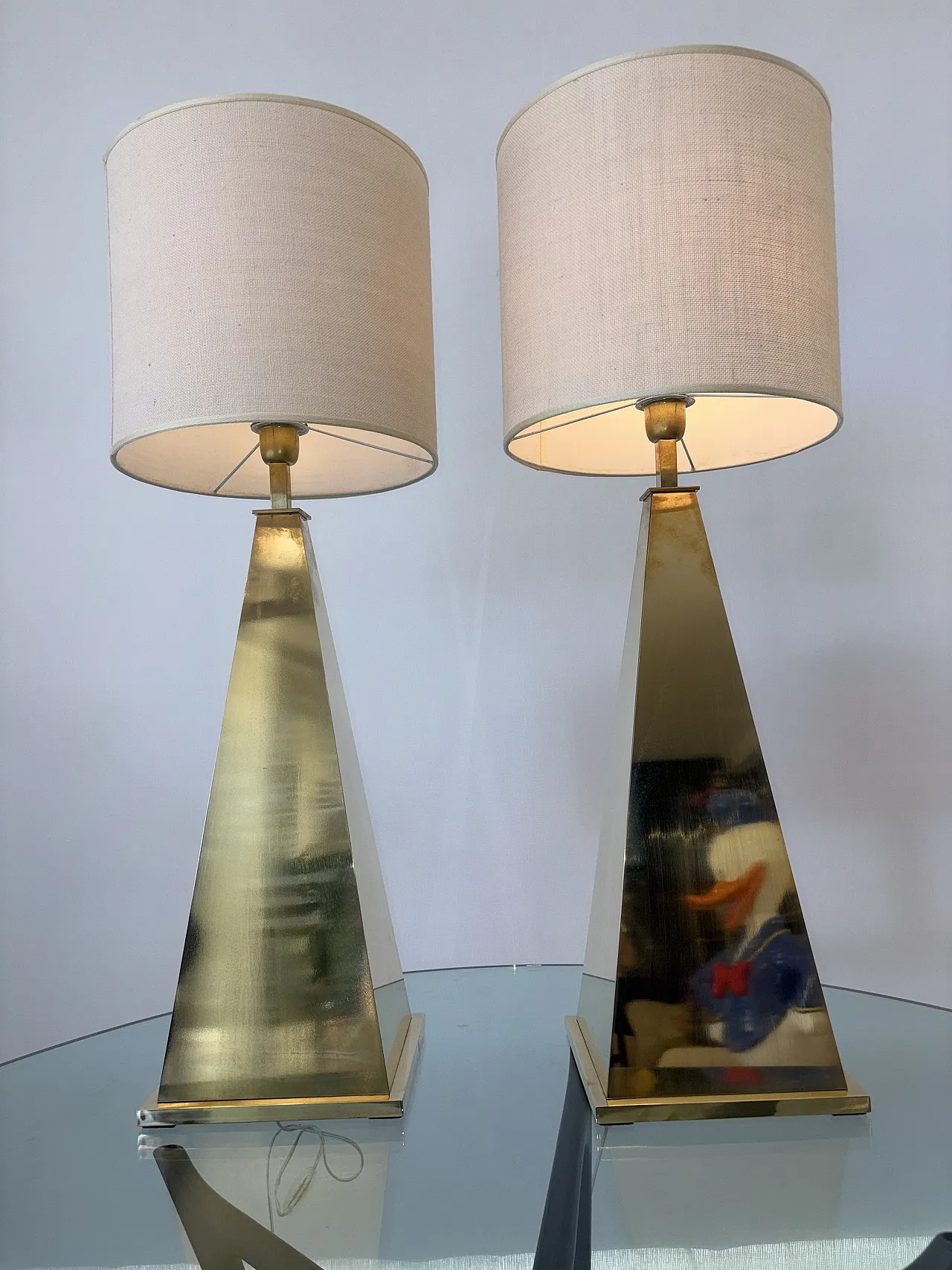 Coppia di lampade piramidali in ottone, anni '80 2