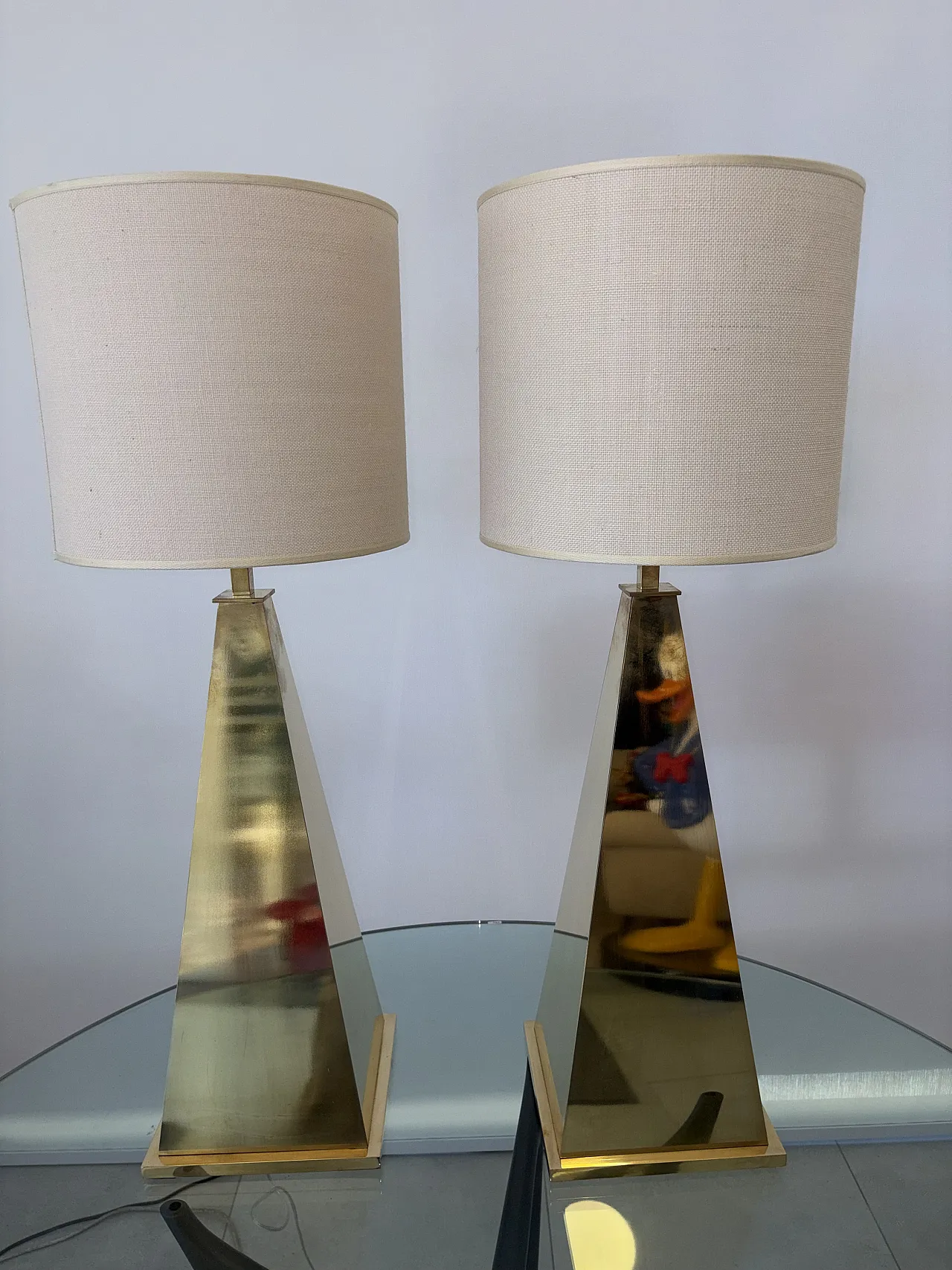 Coppia di lampade piramidali in ottone, anni '80 3