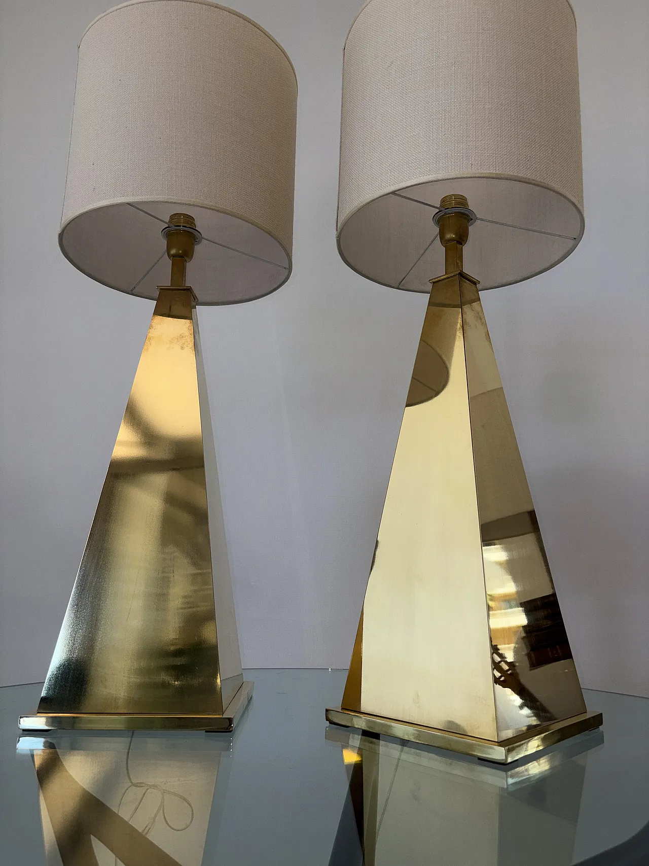 Coppia di lampade piramidali in ottone, anni '80 4