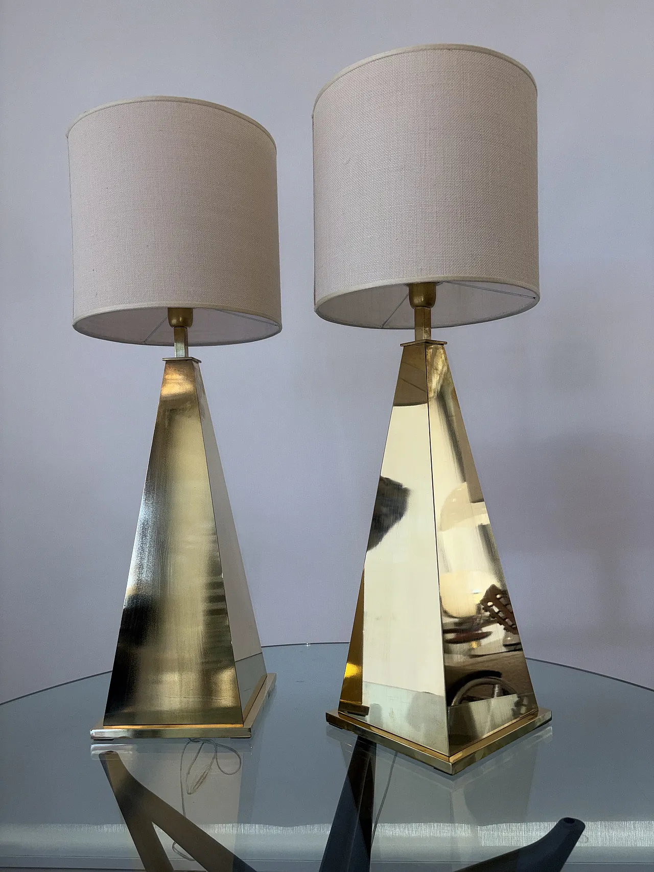 Coppia di lampade piramidali in ottone, anni '80 5