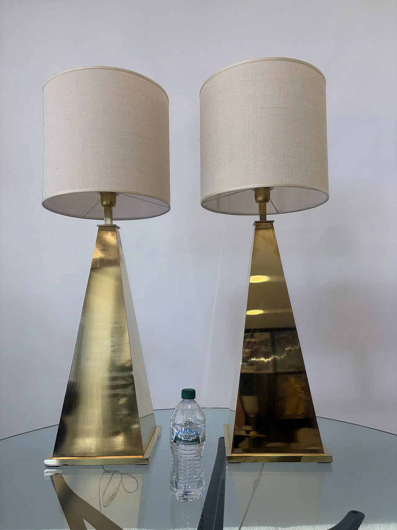 Coppia di lampade piramidali in ottone, anni '80 7
