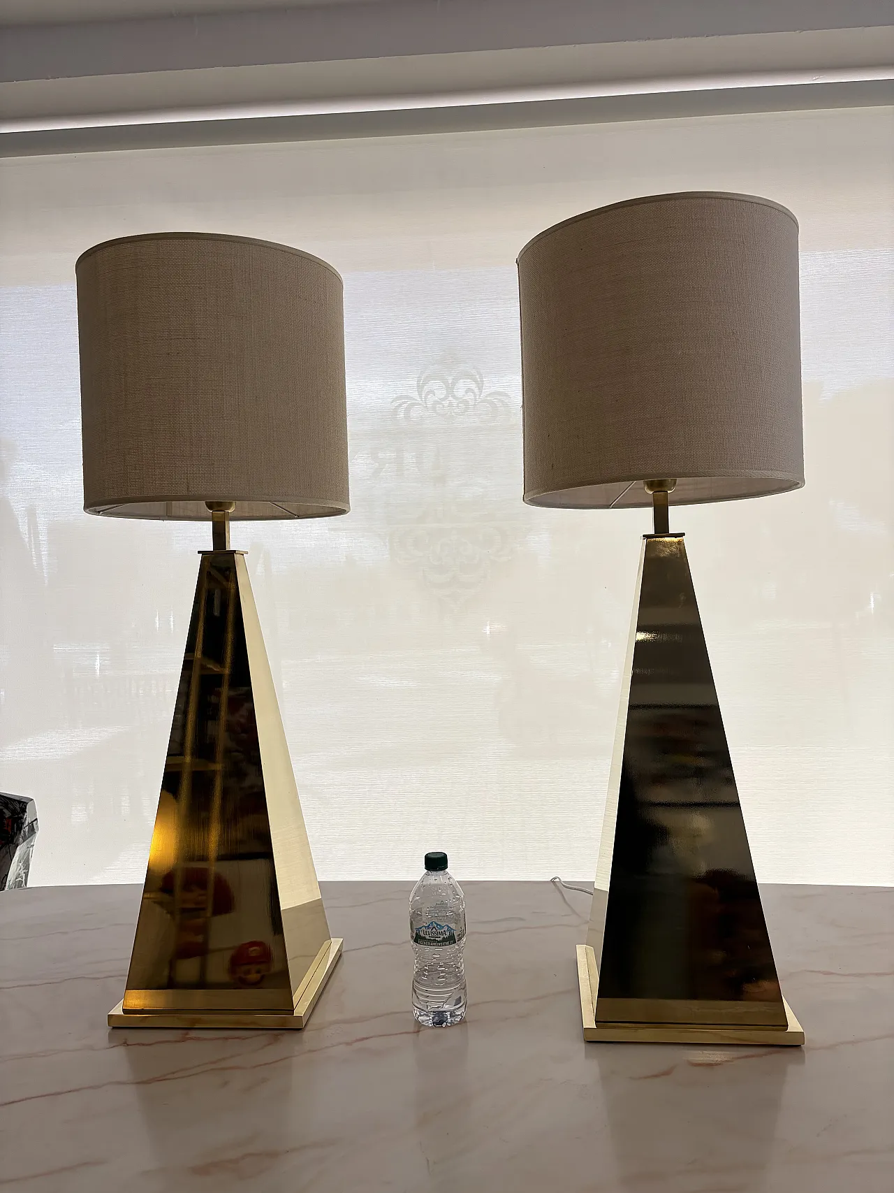 Coppia di lampade piramidali in ottone, anni '80 10