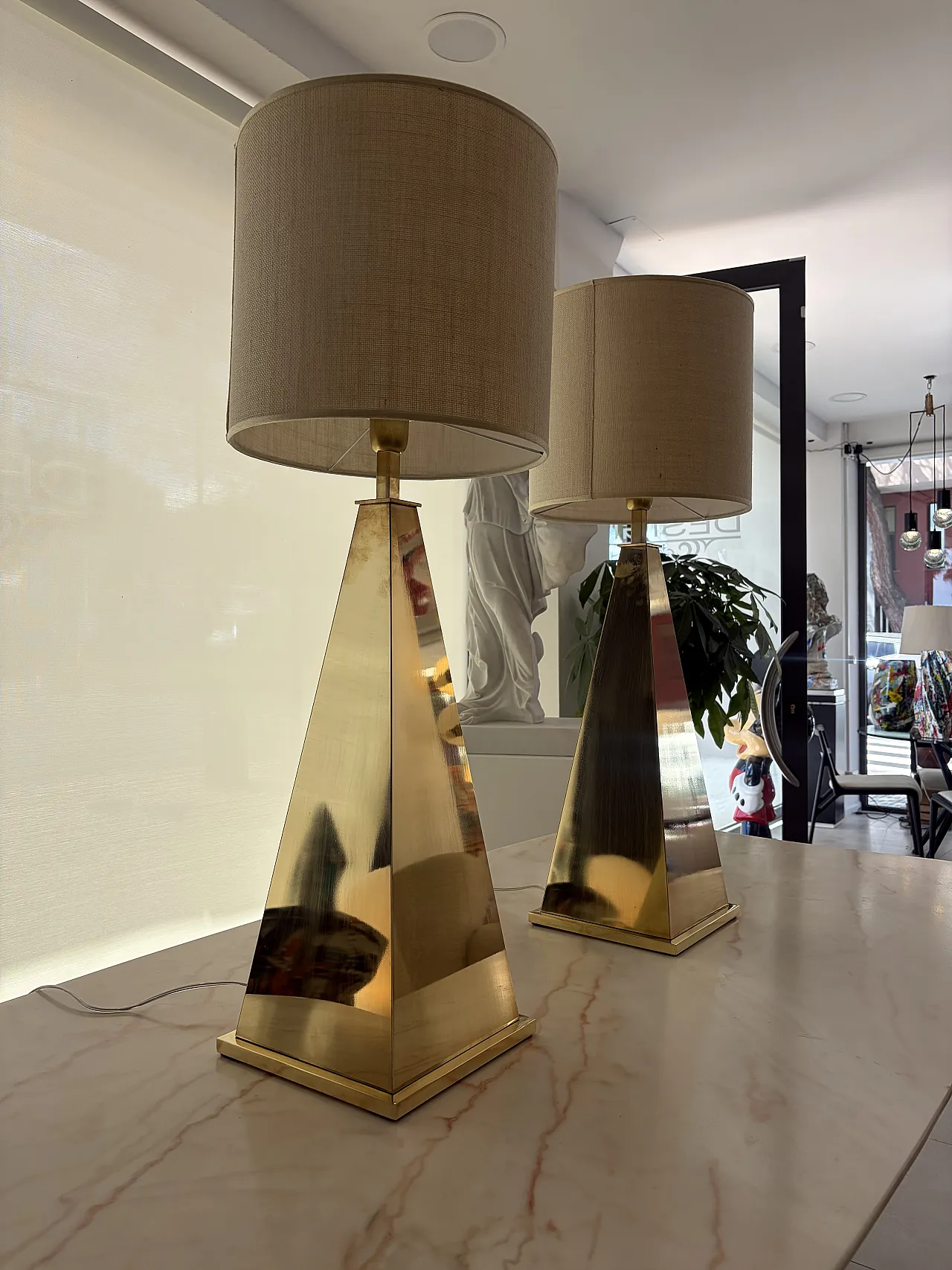 Coppia di lampade piramidali in ottone, anni '80 11