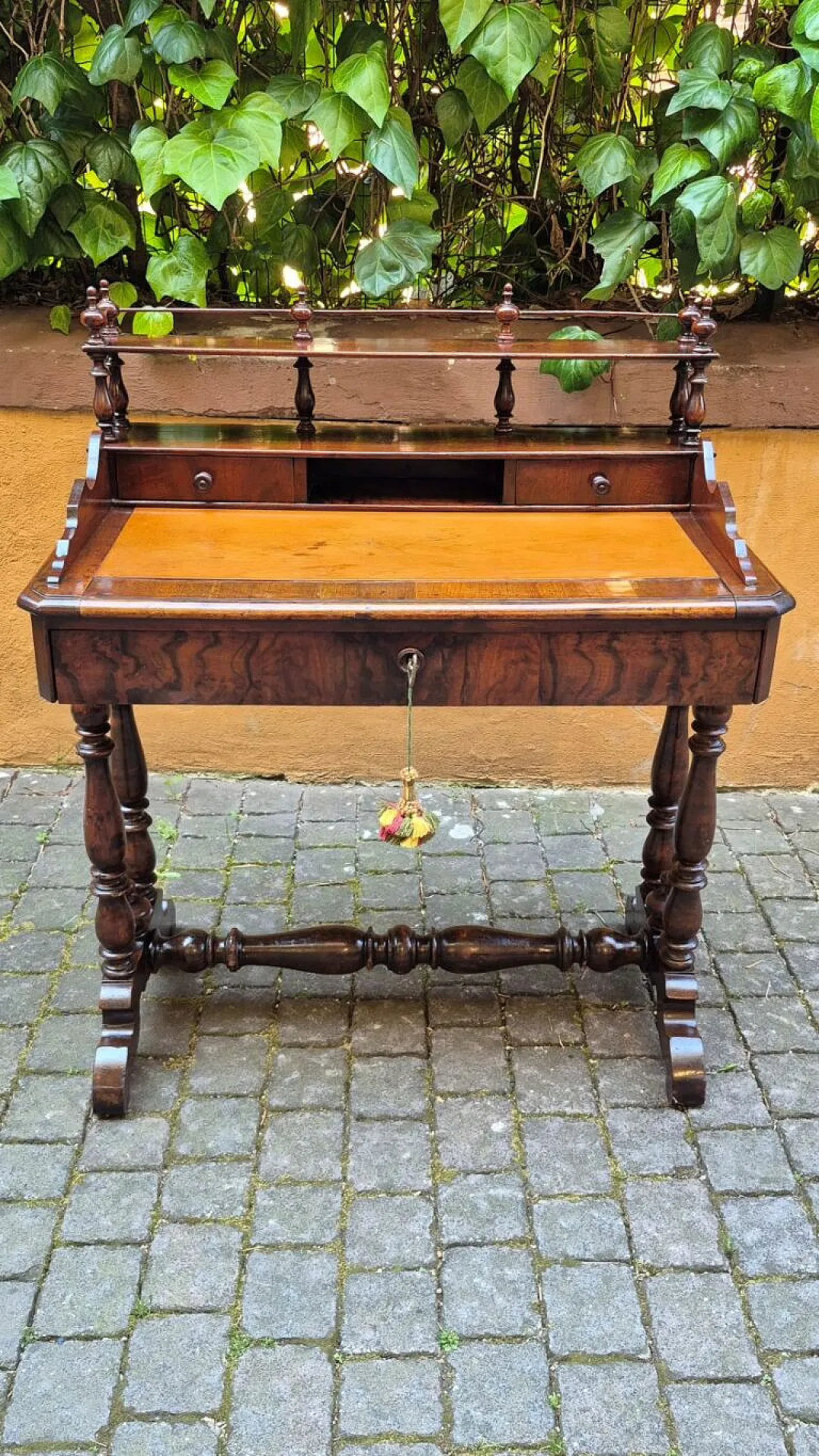 Walnut wood writing desk, 19th century 1