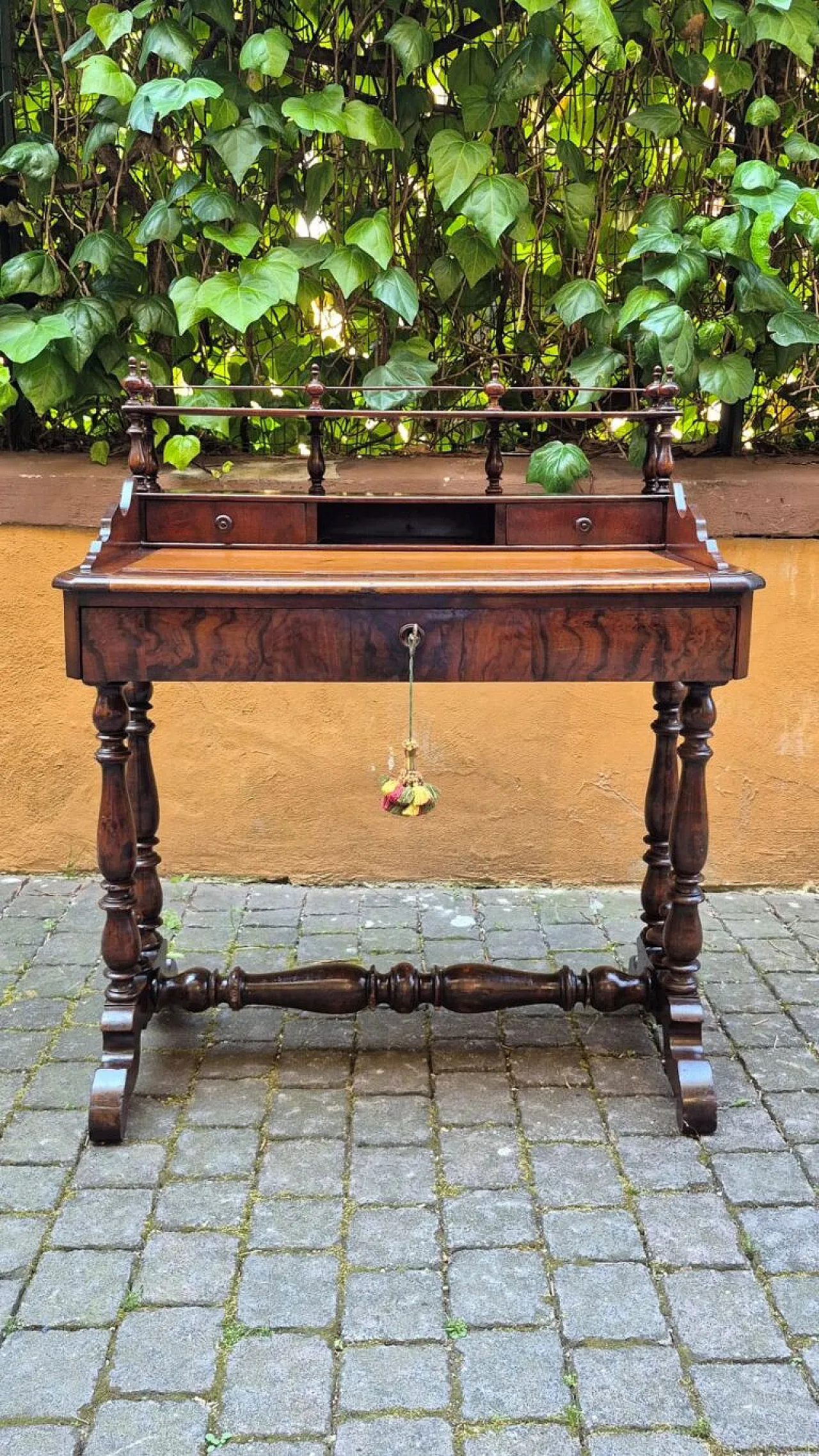 Walnut wood writing desk, 19th century 2