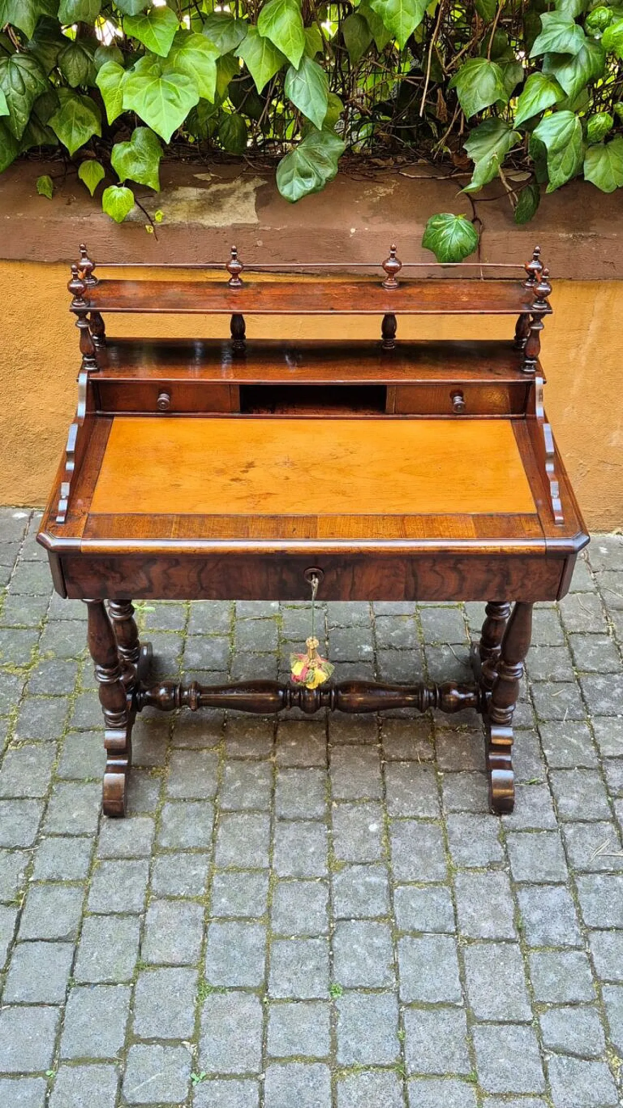 Walnut wood writing desk, 19th century 3