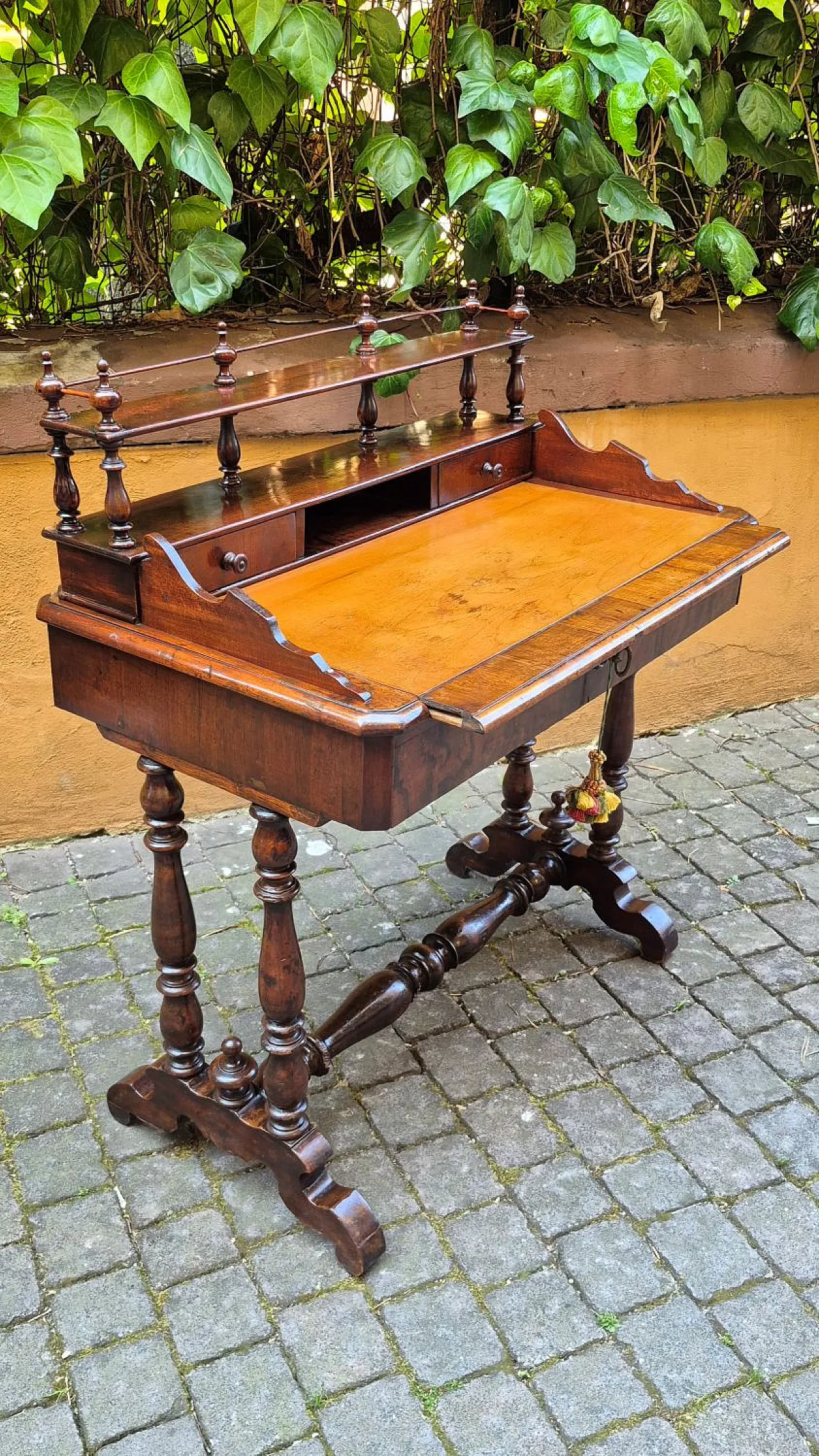 Walnut wood writing desk, 19th century 4