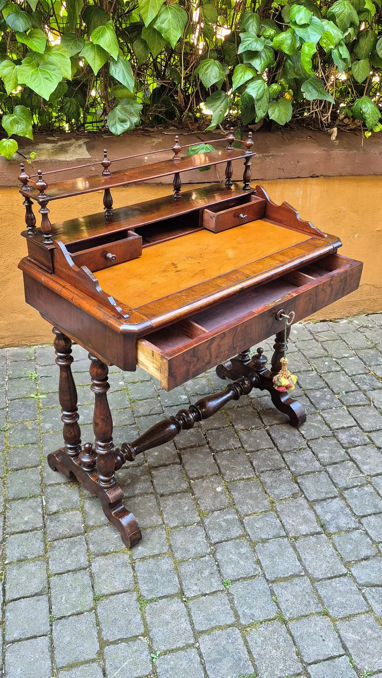 Walnut wood writing desk, 19th century 5