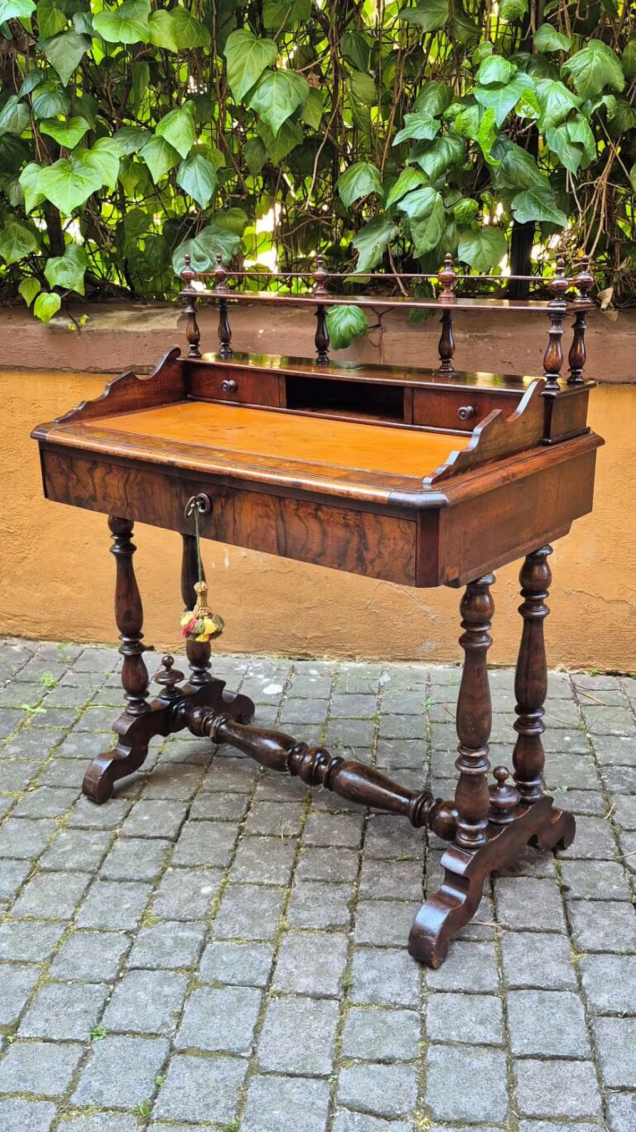 Walnut wood writing desk, 19th century 6