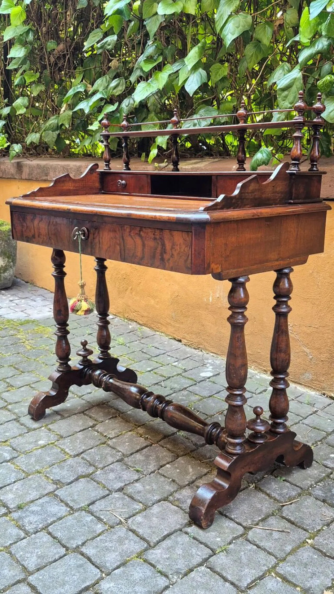 Walnut wood writing desk, 19th century 7