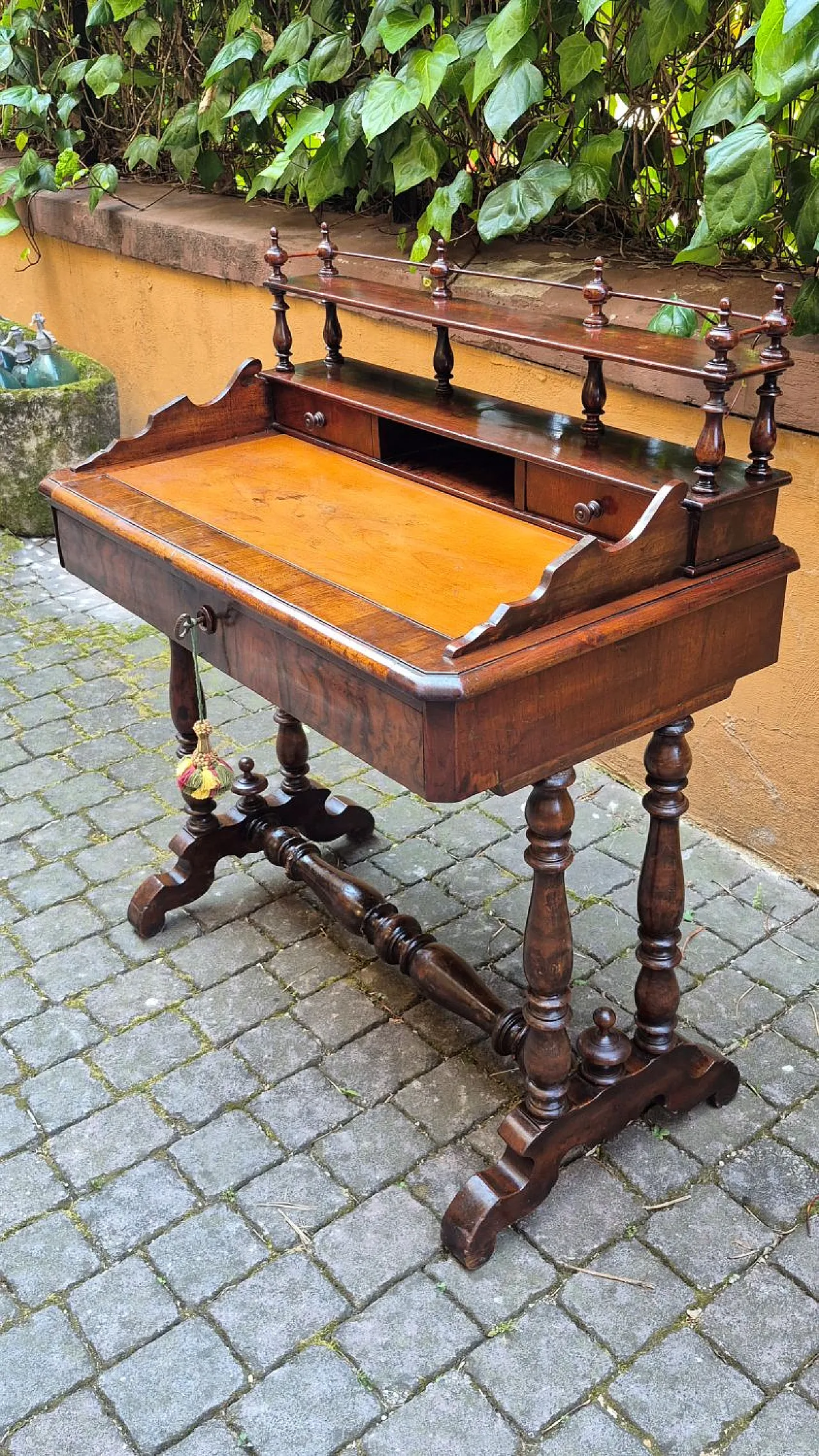 Walnut wood writing desk, 19th century 8