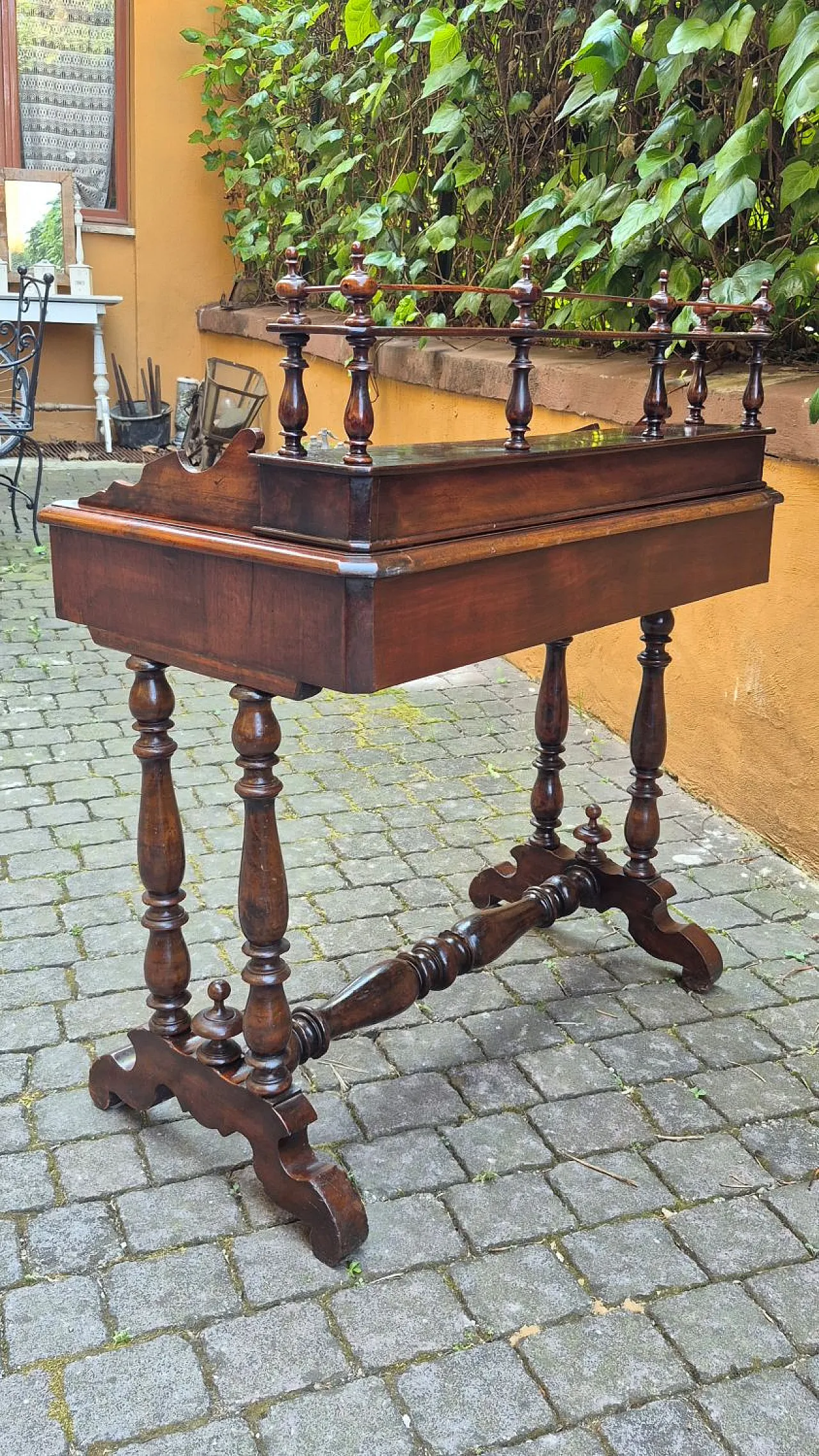 Walnut wood writing desk, 19th century 9