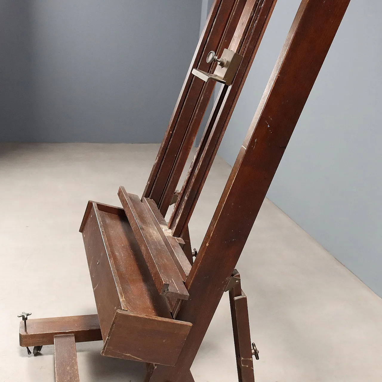 Large painter's easel in walnut-stained beech, 20th century 4