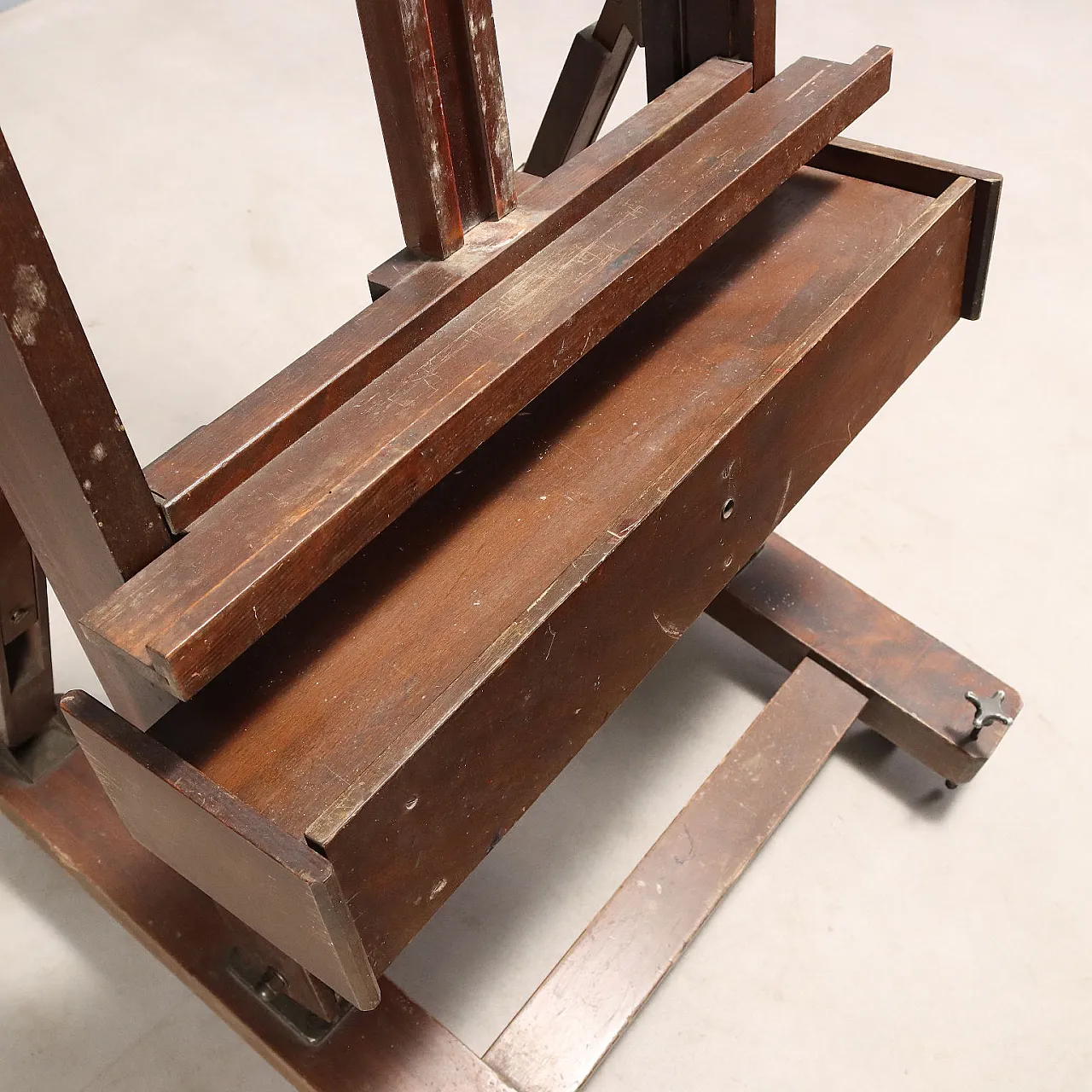 Large painter's easel in walnut-stained beech, 20th century 7