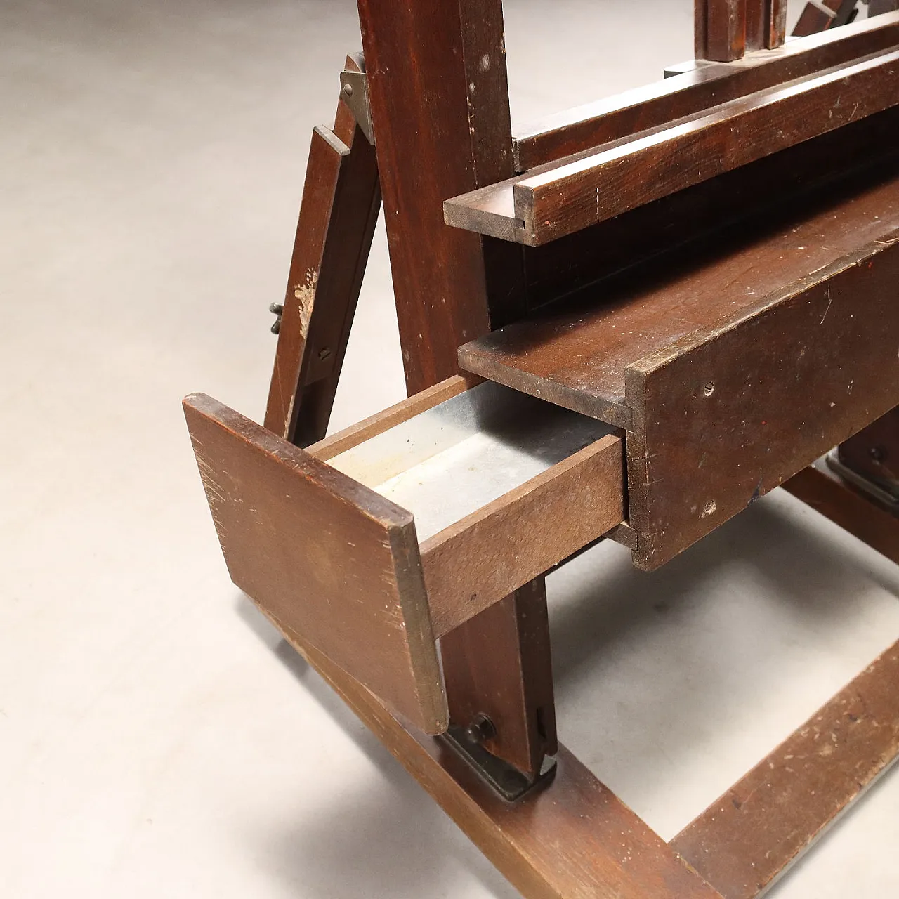 Large painter's easel in walnut-stained beech, 20th century 8