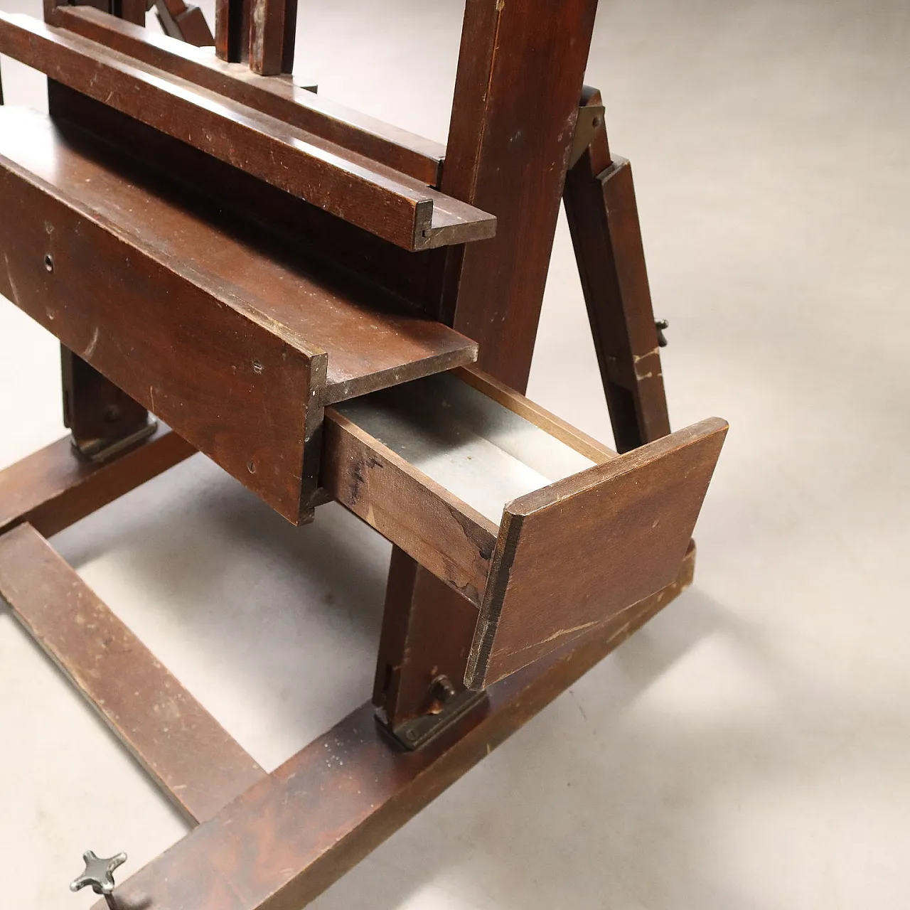 Large painter's easel in walnut-stained beech, 20th century 10