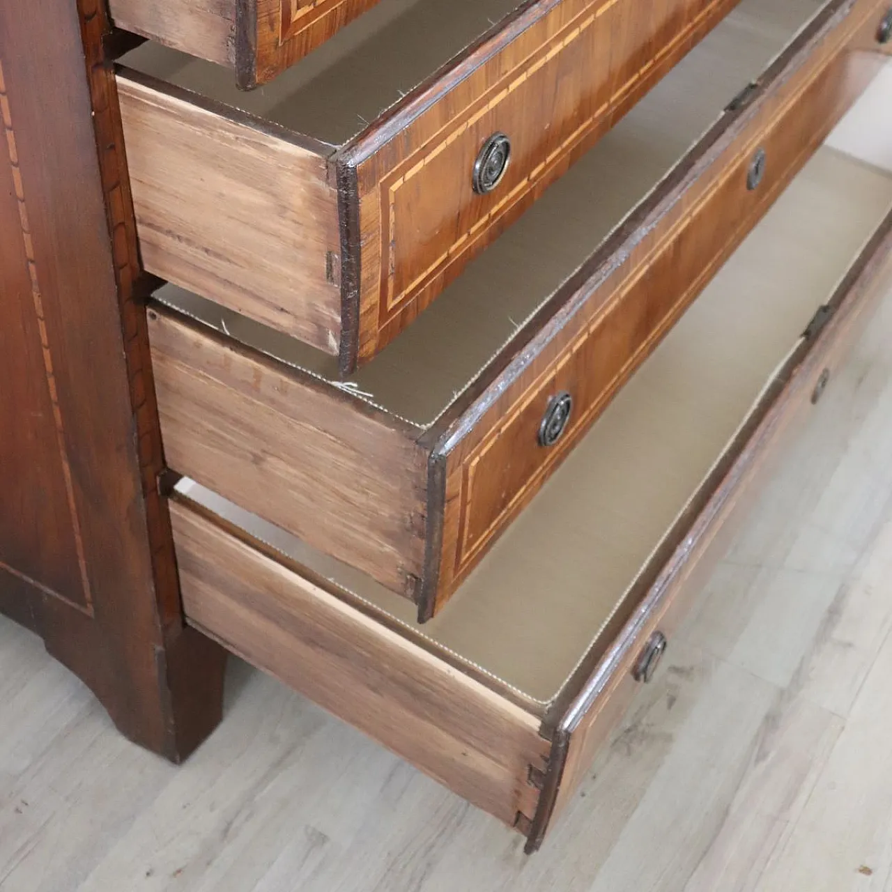 Antica cassettiera in noce intarsiato, '700 8