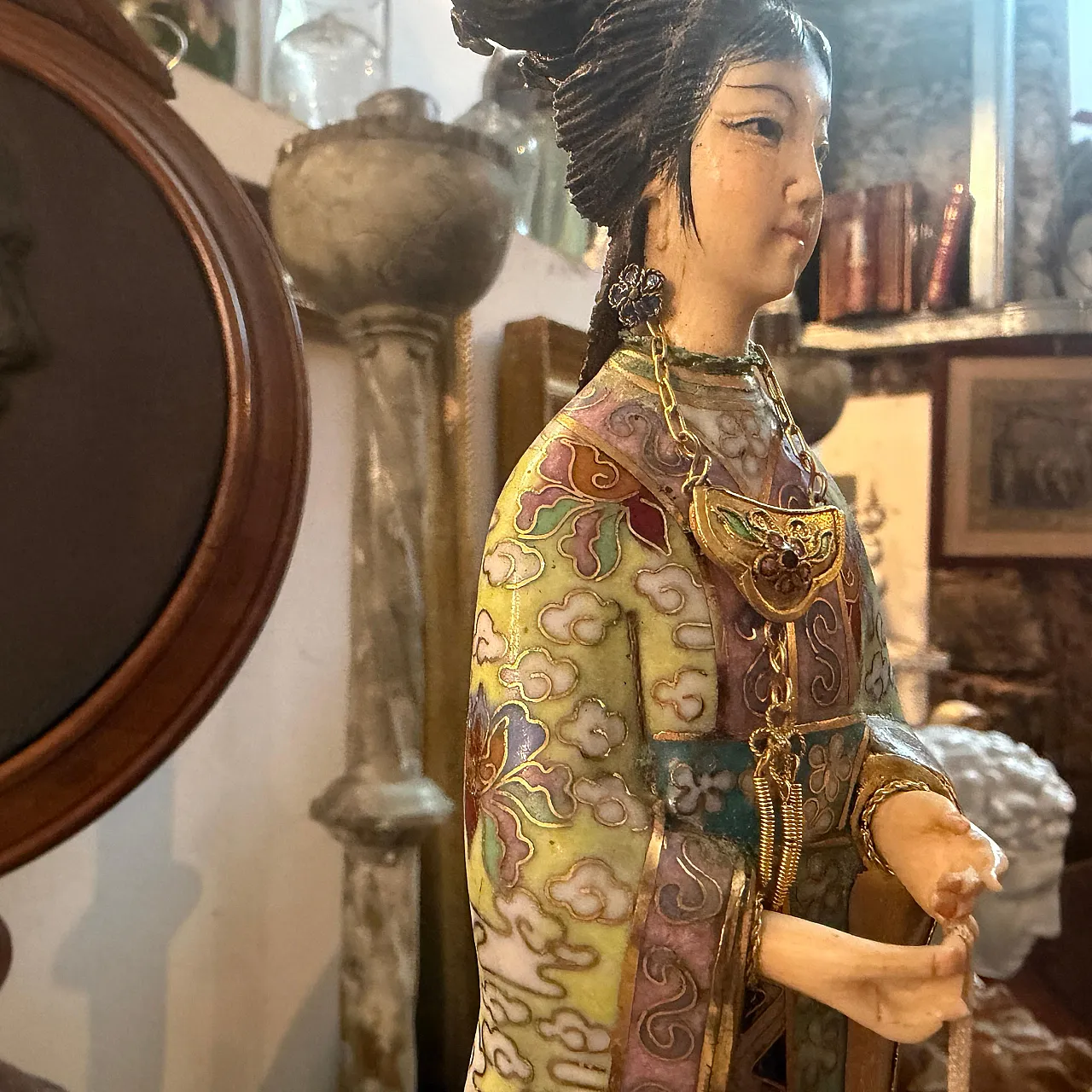 Pair of Chinese export cloisonnè traditional figures of woman, 1960s 15