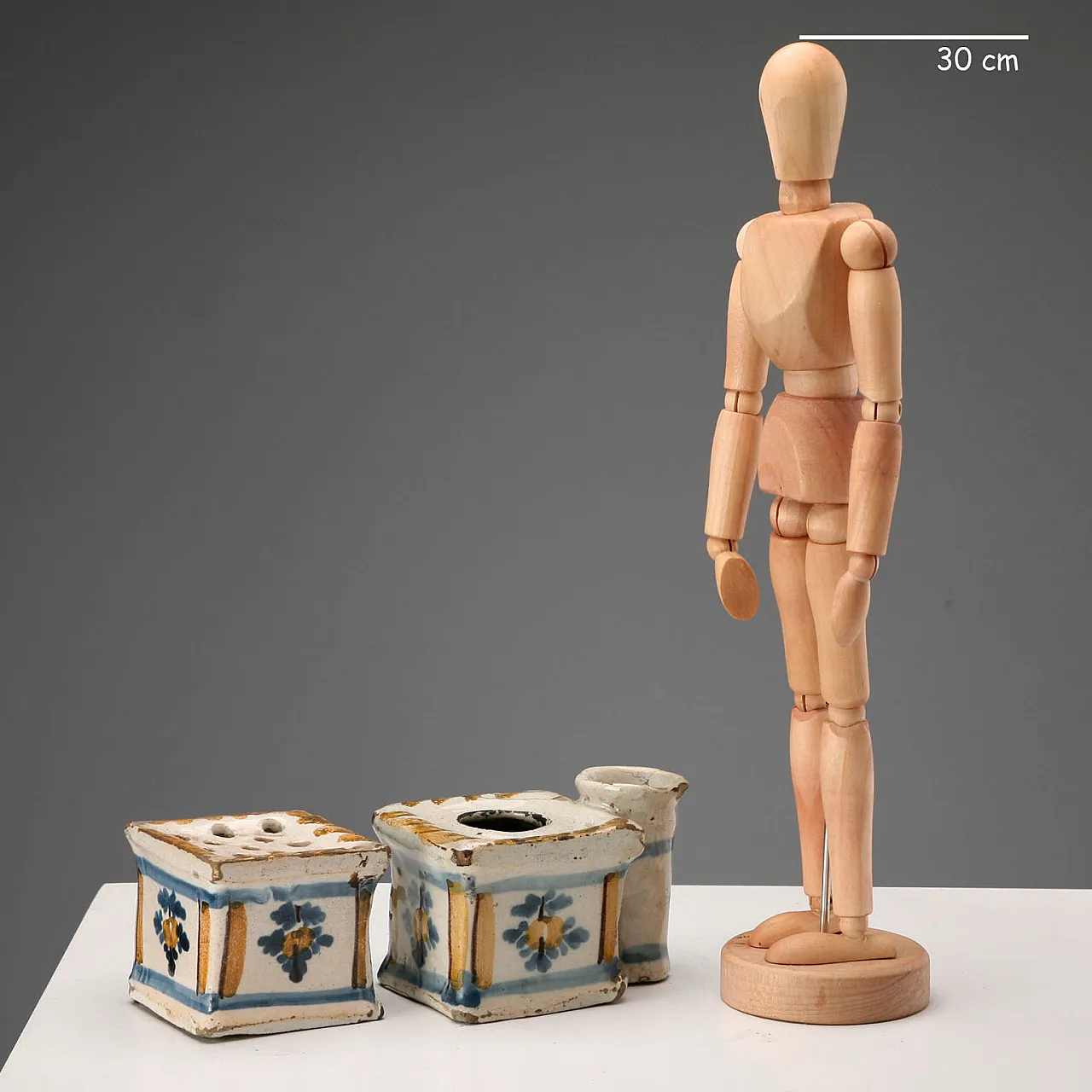 Majolica inkwell and powder spreader, 18th century 2