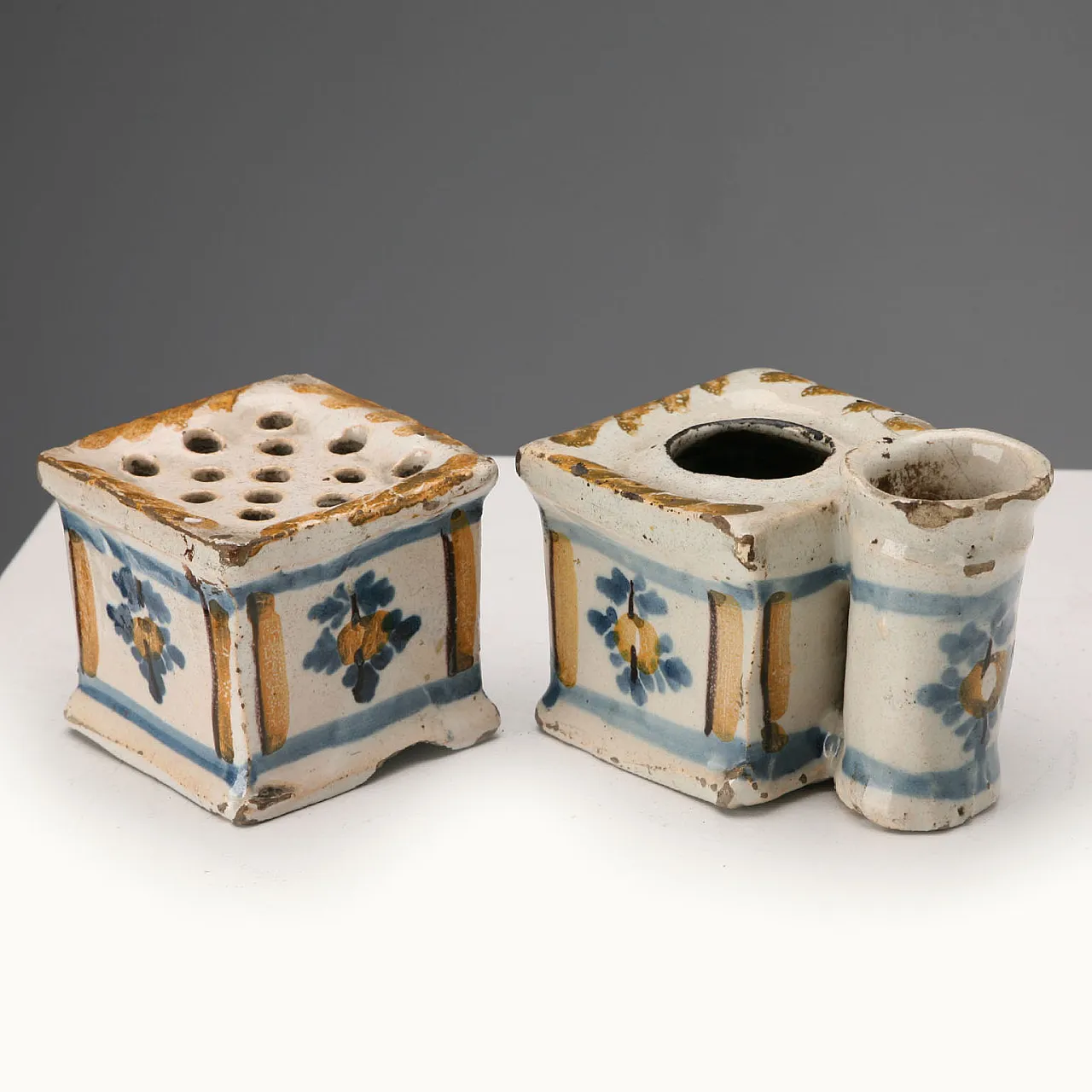 Majolica inkwell and powder spreader, 18th century 3