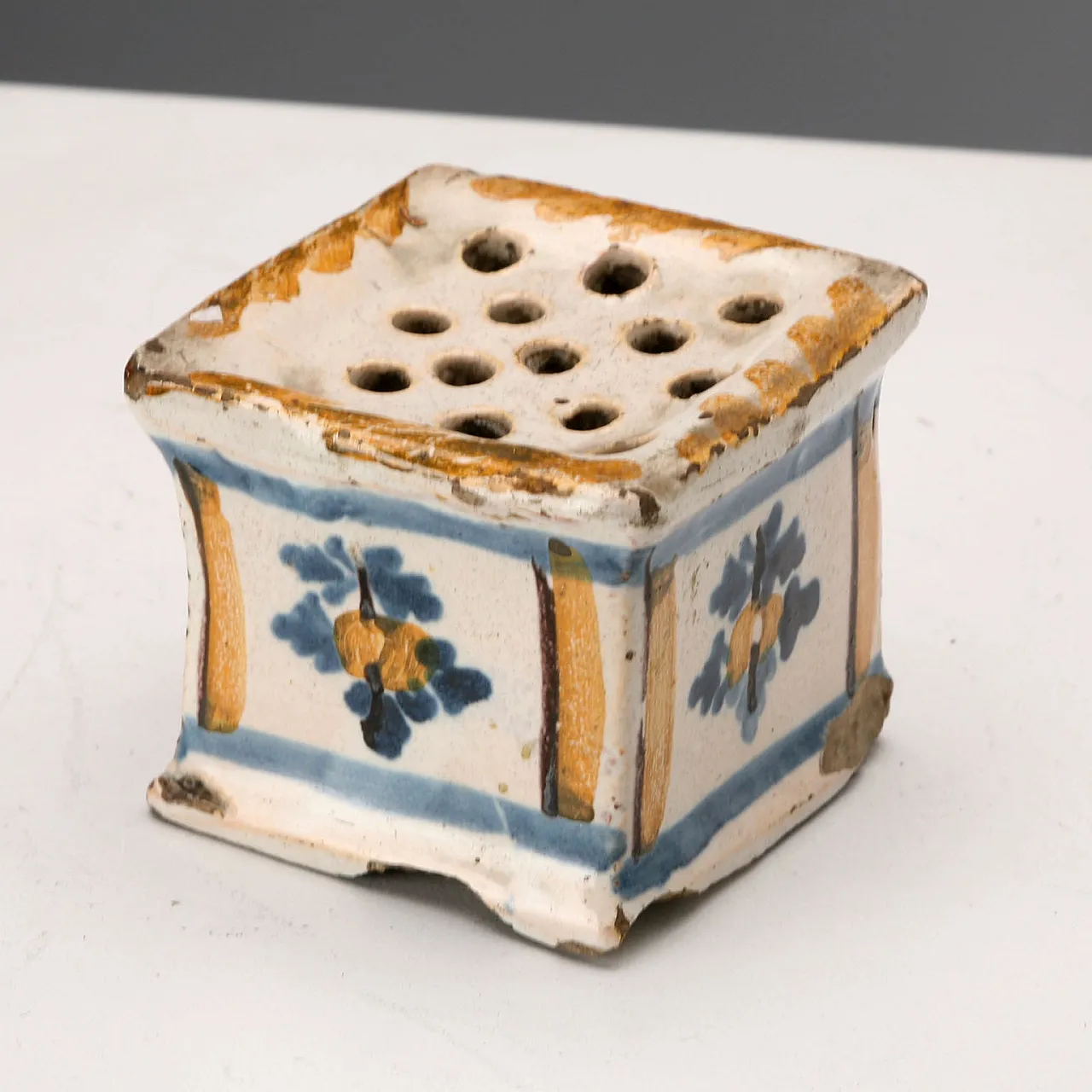 Majolica inkwell and powder spreader, 18th century 7
