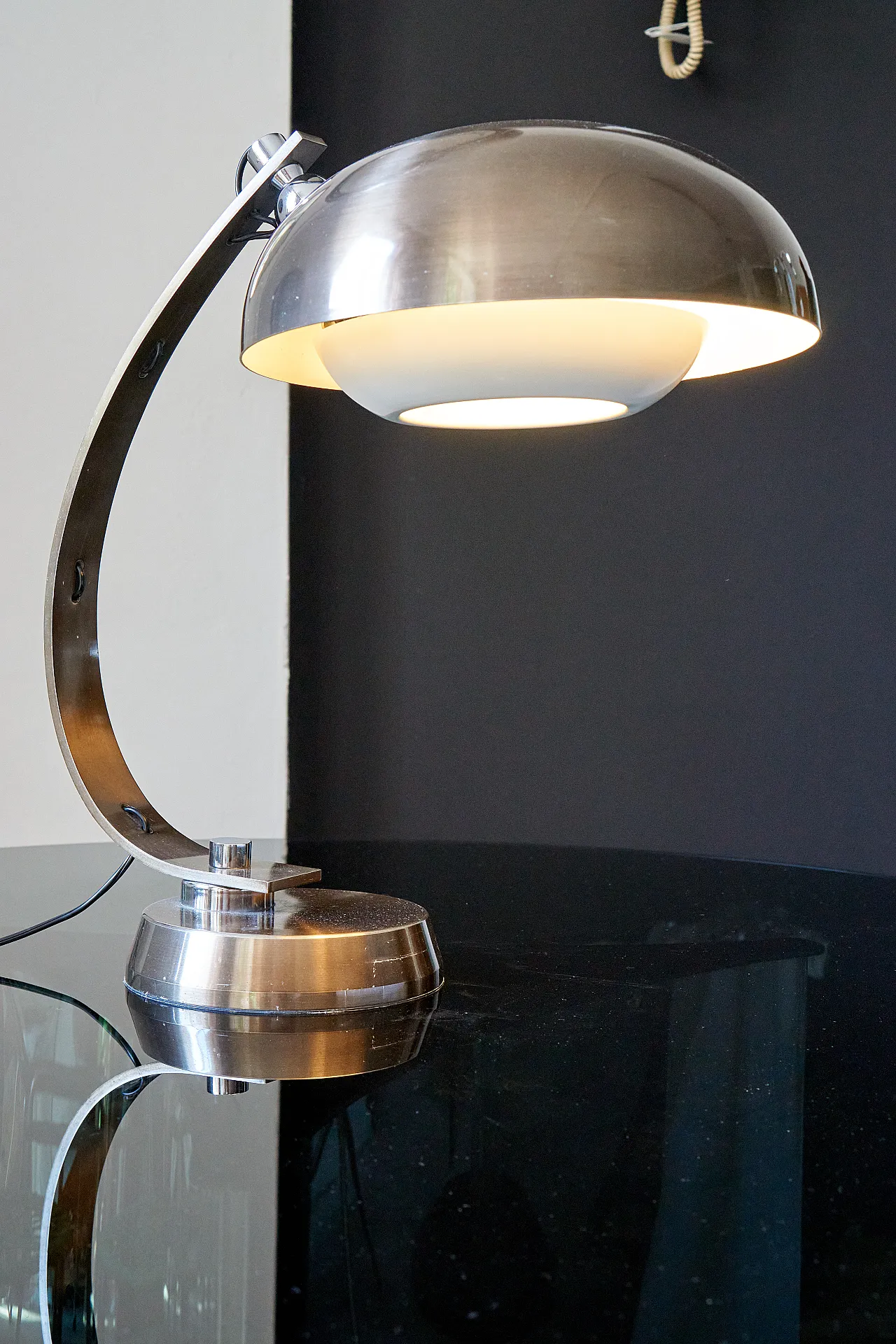 Lampada in metallo bronzato attribuita ad Angelo Lelli,, anni '70 2