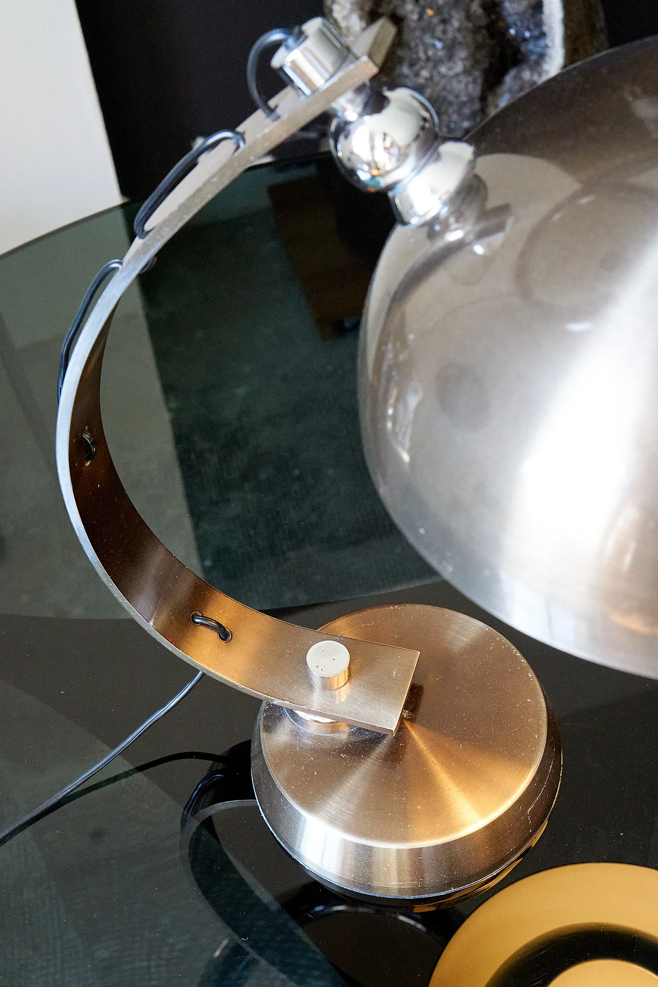 Lampada in metallo bronzato attribuita ad Angelo Lelli,, anni '70 3