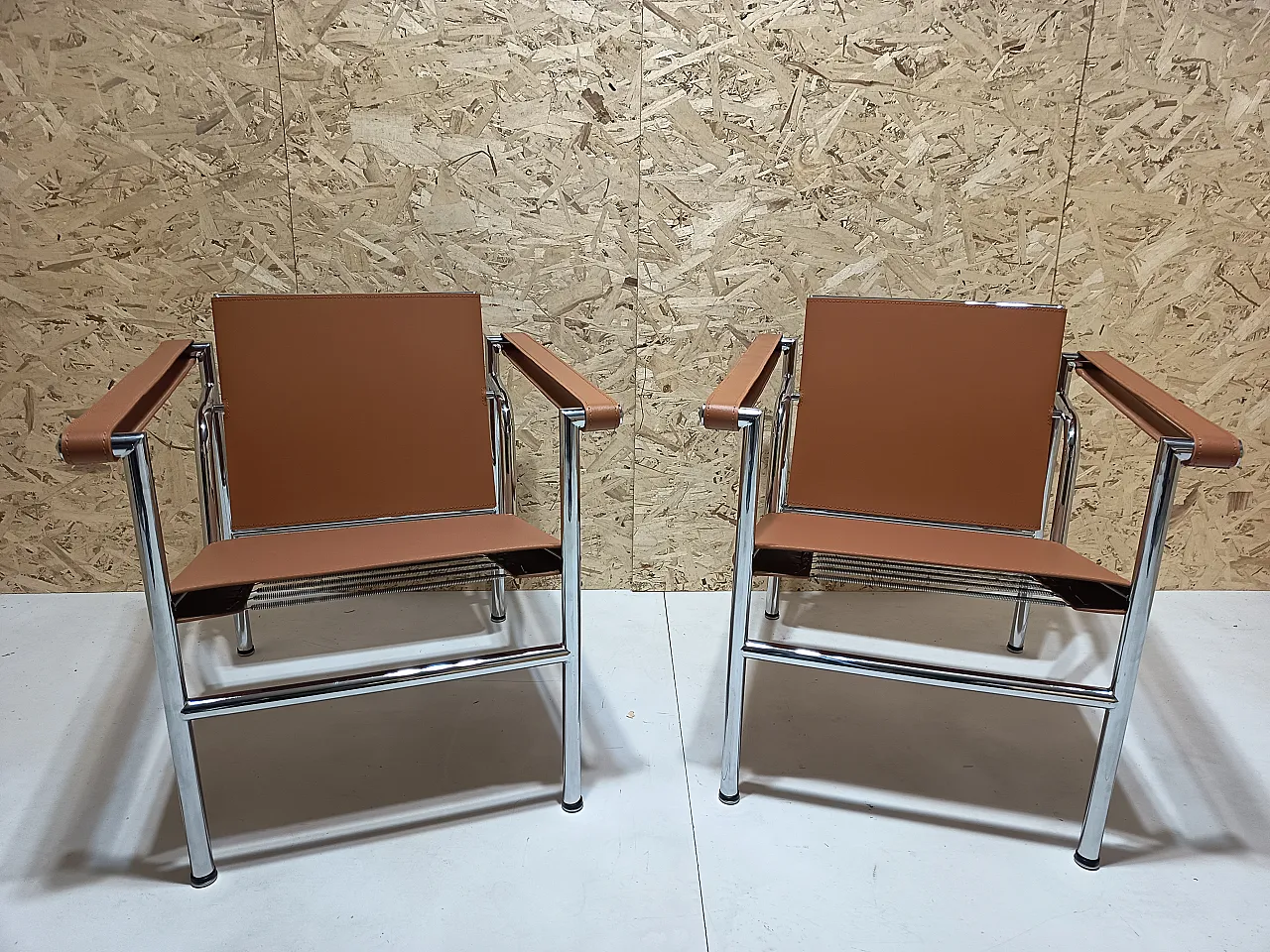 Pair of LC1 armchairs by Alivar in Cognac natural leather, 2000s 3